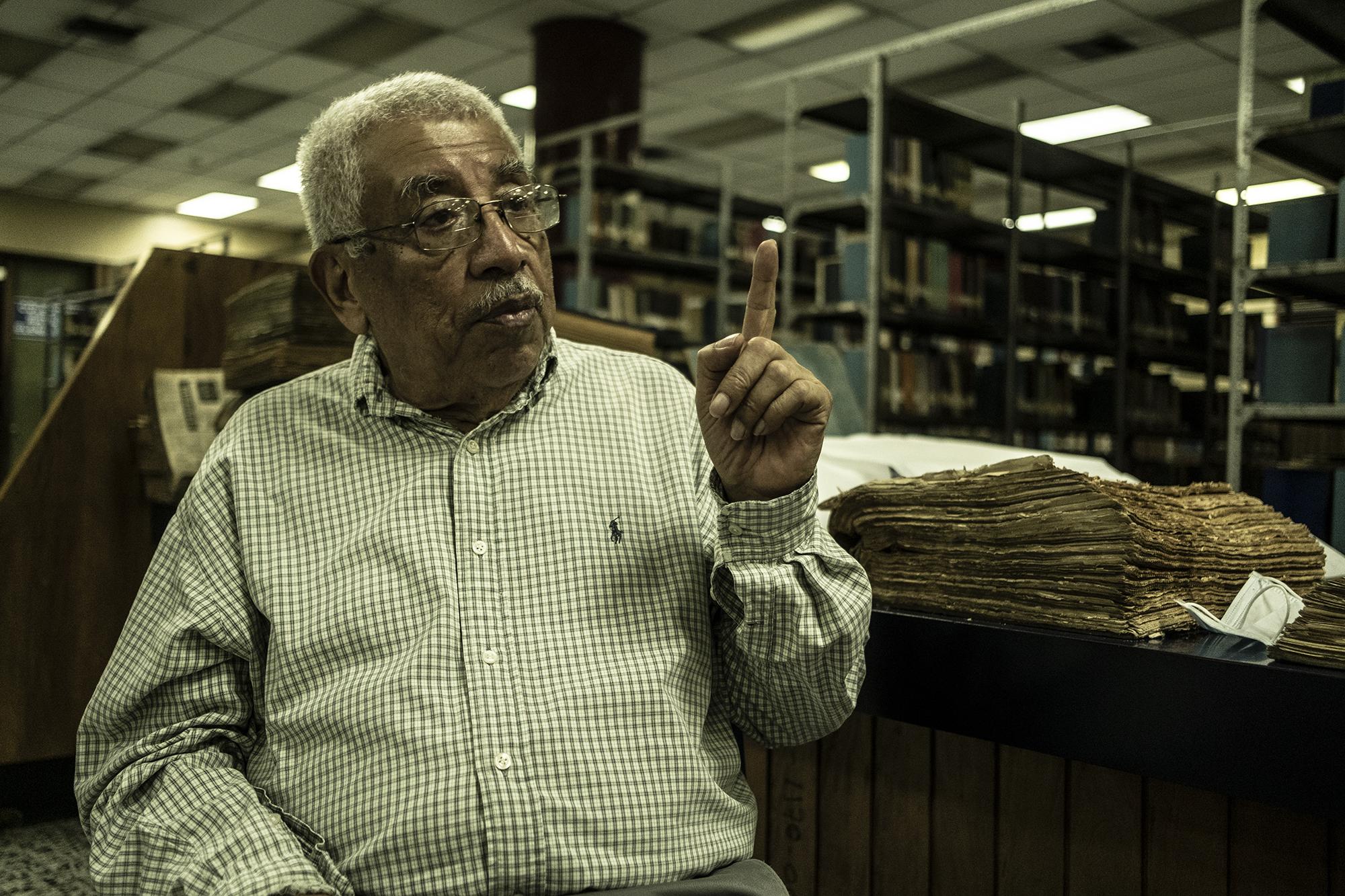 El director de la Biblioteca Nacional, Manlio Argueta, durante una entrevista a El Faro en el área donde se realiza el trabajo de restauración de los periódicos dañados. Foto de Carlos Barrera. 