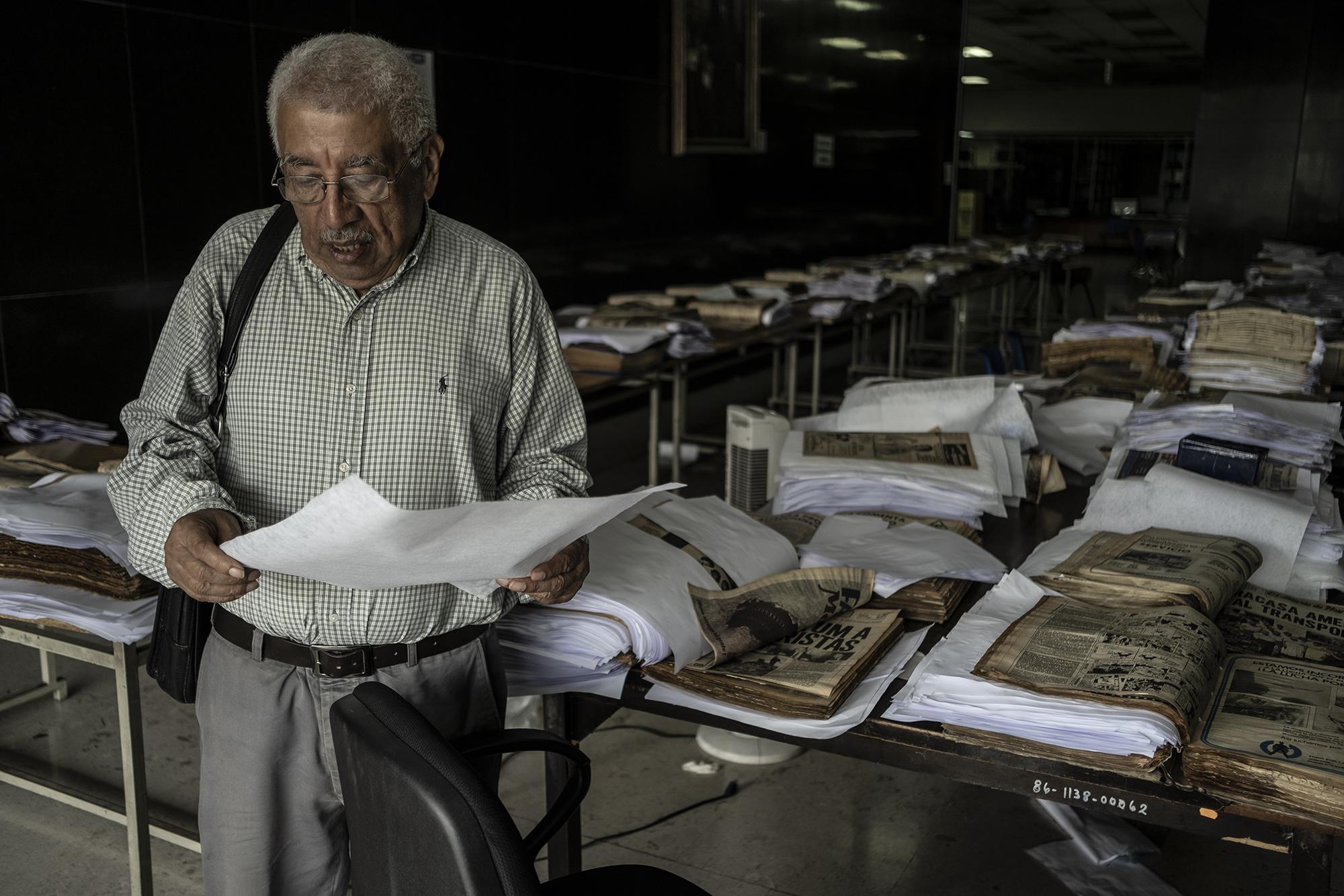 Manlio Argueta, durante una inundación en el sótano de la Biblioteca Nacional, en mayo de 2019. Argueta ha sido el director de la Biblioteca desde el año 2000. Foto de El Faro: Carlos Barrera.