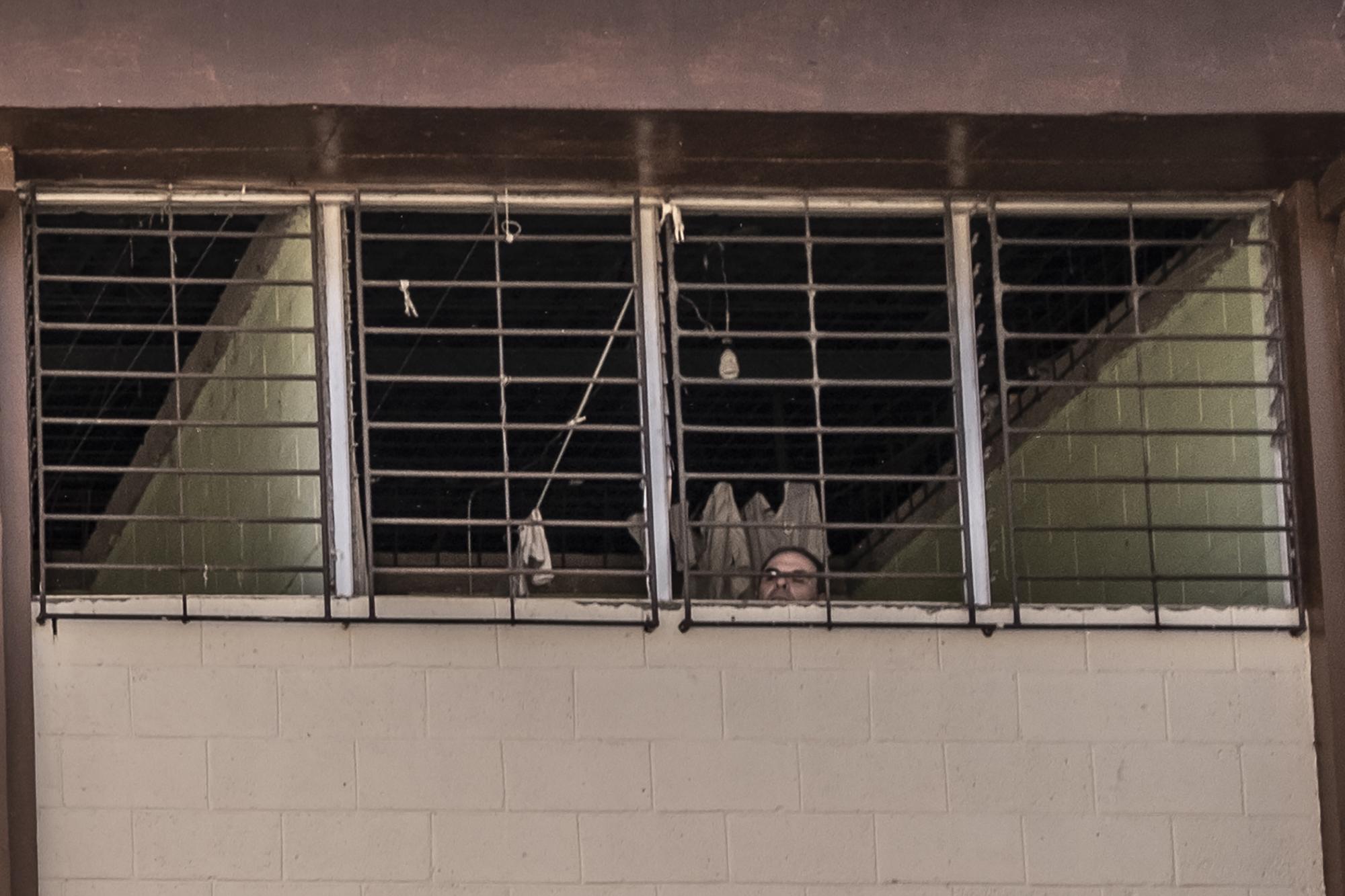 El expresidente, Elías Antonio Saca, guarda prisión desde el 17 de enero de 2017 en la celda 5 ubicada en el sector 9 de Mariona. La imagen fue captada desde el patio exterior de ese sector justo cuando Saca se asomaba desde su celda. Foto de El Faro: Carlos Barrera.