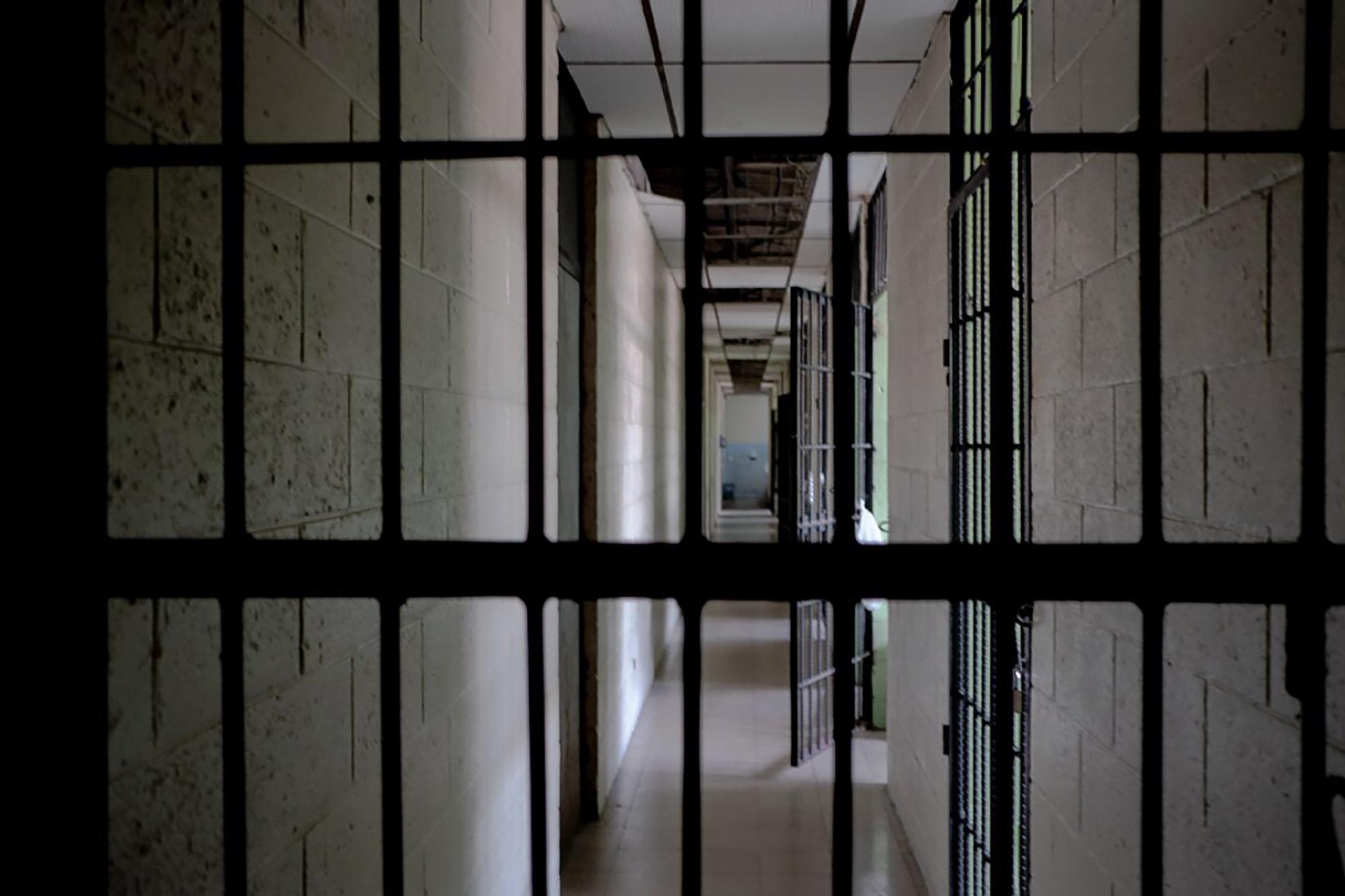 Pasillo del sector 9 en el centro penal La Esperanza. Al final del pasillo, los baños y la pila. Foto de El Faro: Fred Ramos 