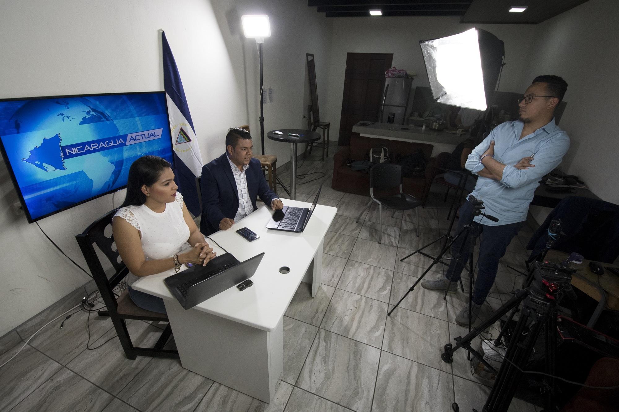 Los periodistas nicaragüenses Leticia Gaitán y Héctor Rosales presentan una edición del noticiero 