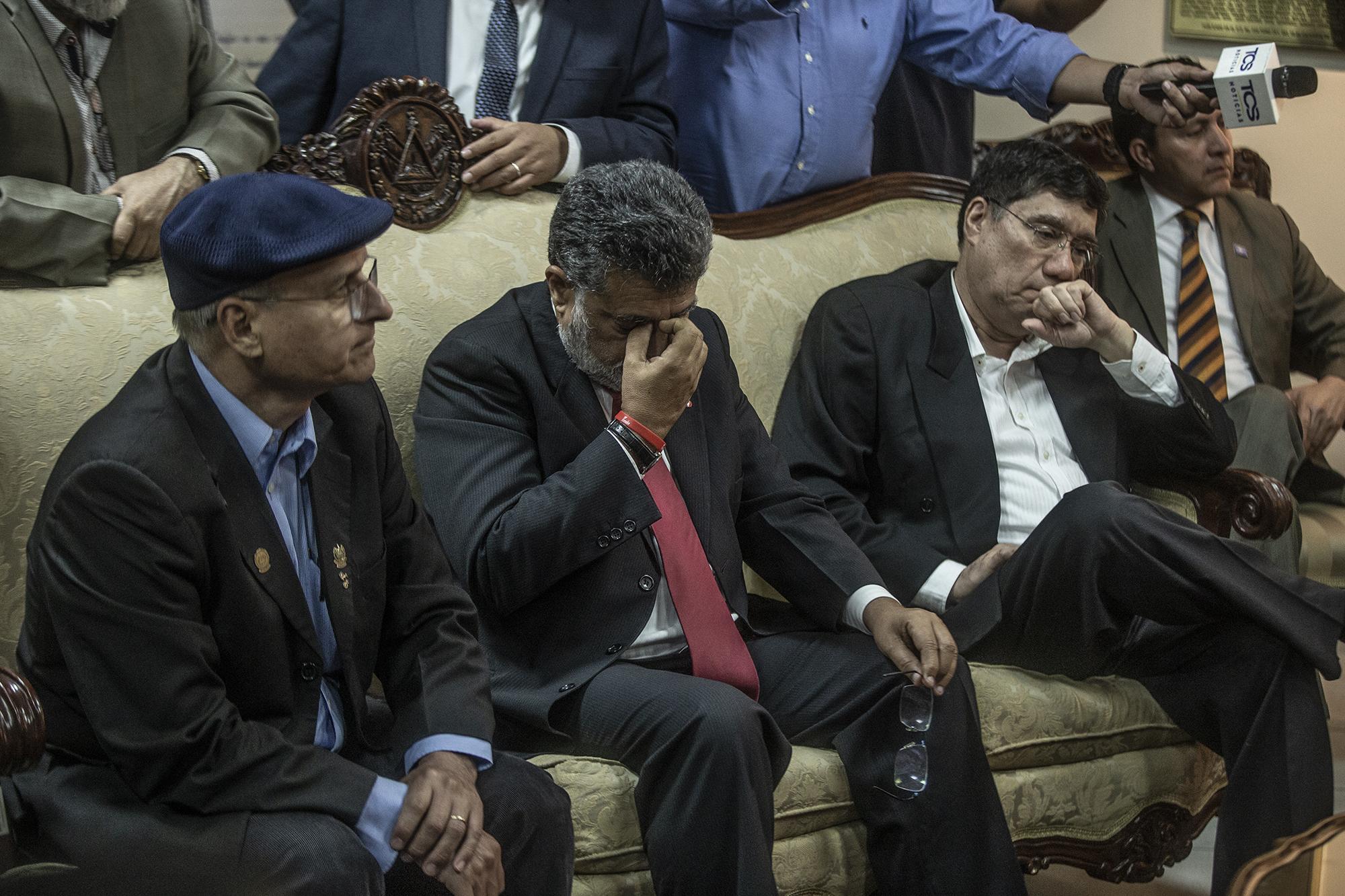 Los diputados del FMLN, Damián Alegría (izquierda) y Jorge Schafik Hándal (centro), en la última sesión de la Comisión Política. Al inicio de la plenaria, estos diputados fueron de los más entusiastas con la posibilidad de una aprobación. Foto: Carlos Barrera