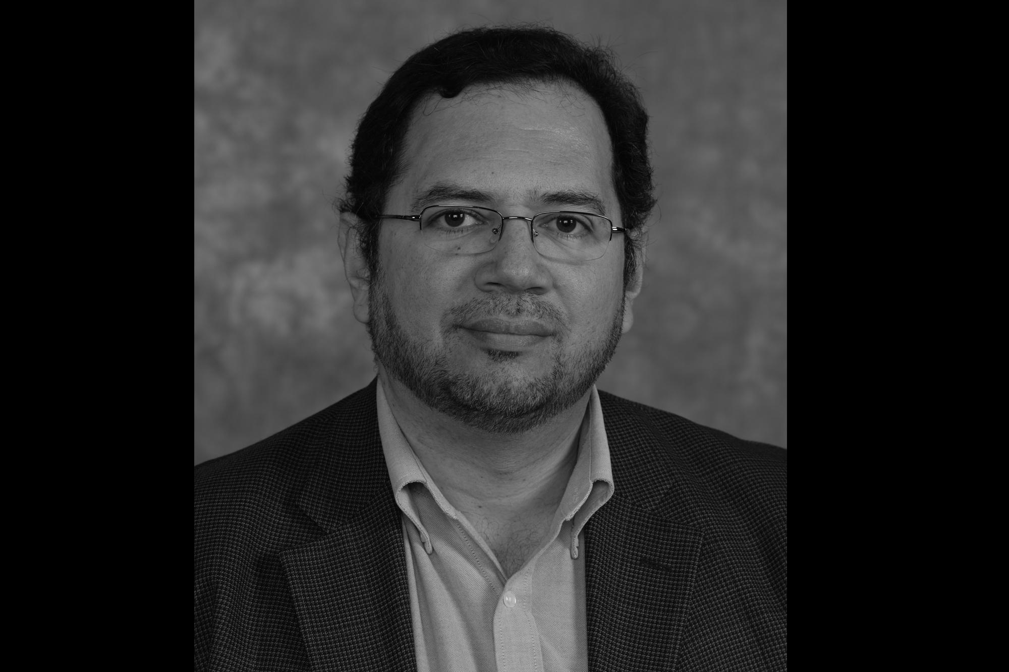 José Miguel Cruz fue director del IUDOP de la UCA entre 1994 y 2006. Actualmente es Director de Investigaciones del Centro Green para Estudios Latinoamericanos y del Caribe de la Universidad Internacional de la Florida (FIU).