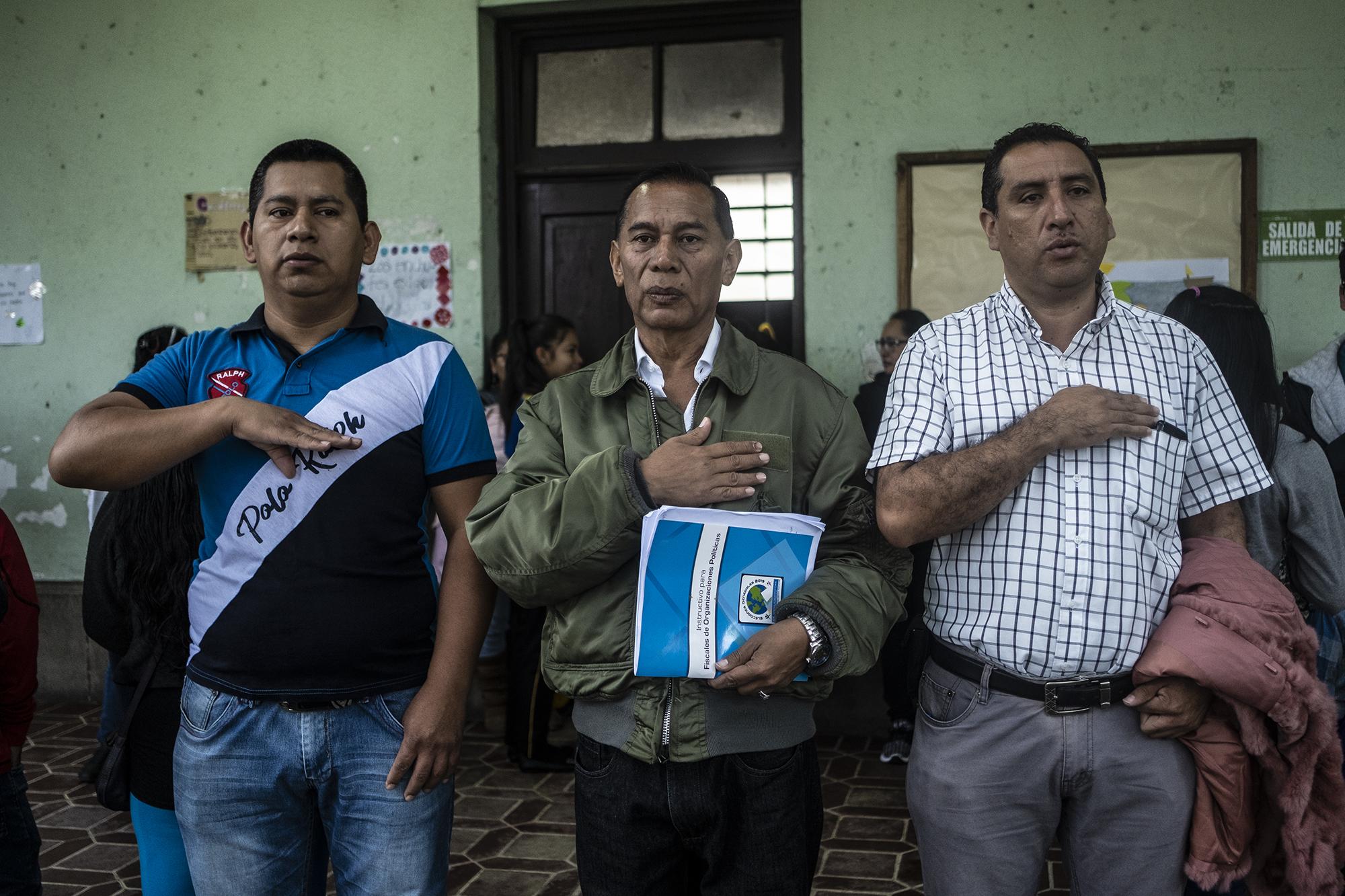 A las 6:45 a.m., los fiscales de mesa electoral Juan Hernández, Rodrigo Baires y Esteban Jiménez cantaban el himno nacional de Guatemala en la inauguración de las elecciones.
