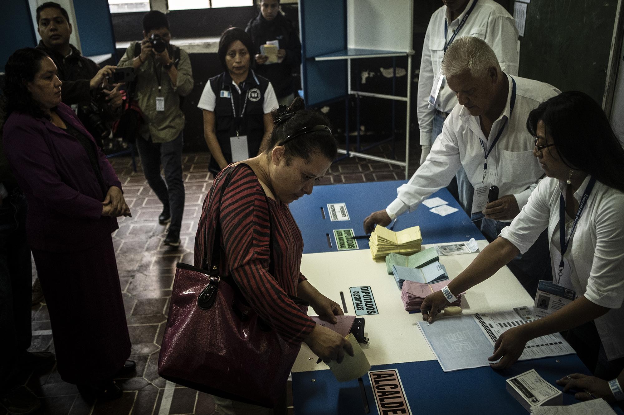Eva de León, de 52 años de edad, fue la primera votante en la mesa 86 del Instituto Normal Central de Señoritas. El voto fue emitido a las 7:06 a.m.