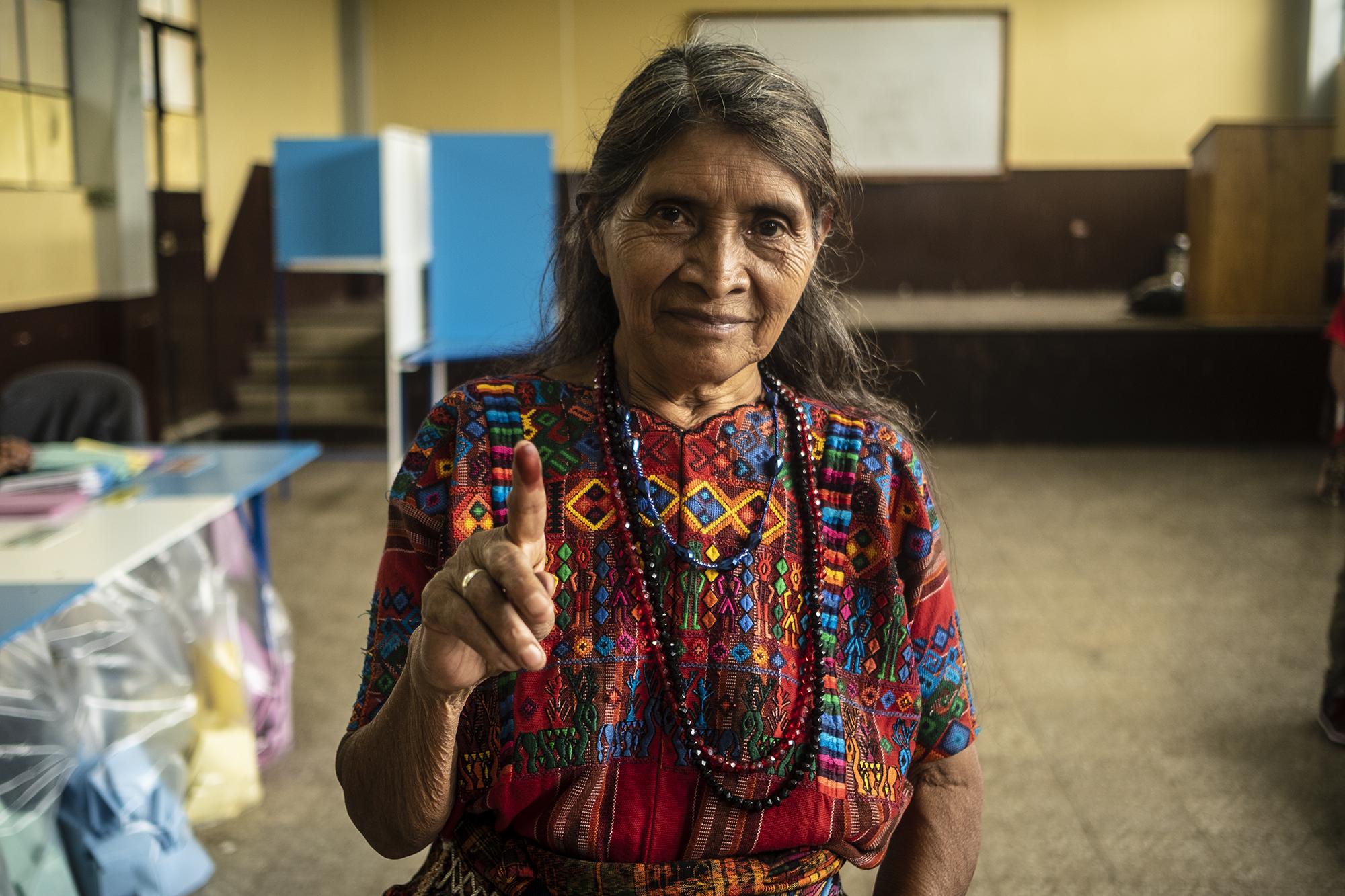Después de votar, Carmen Patzan de 63 años y residente de San Pedro Sacatepéquez, mostró su dedo entintado. 