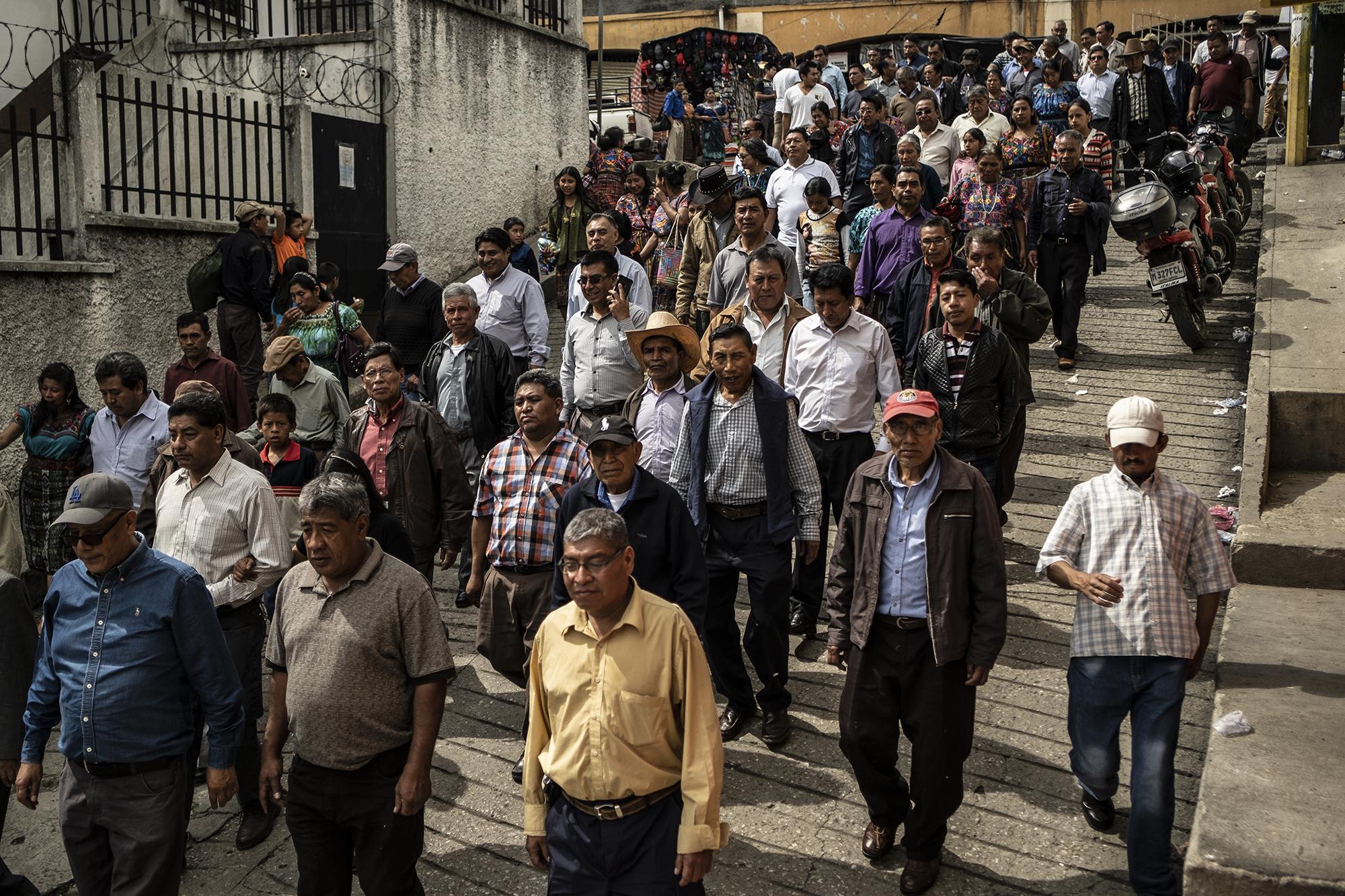 Simpatizantes del partido UNE, el partido de la candidata Sandra Torres, caminan en caravana hacia la sede del partido en el municipio de San Pedro Sacatepéquez, en la periferia de la Ciudad de Guatemala.