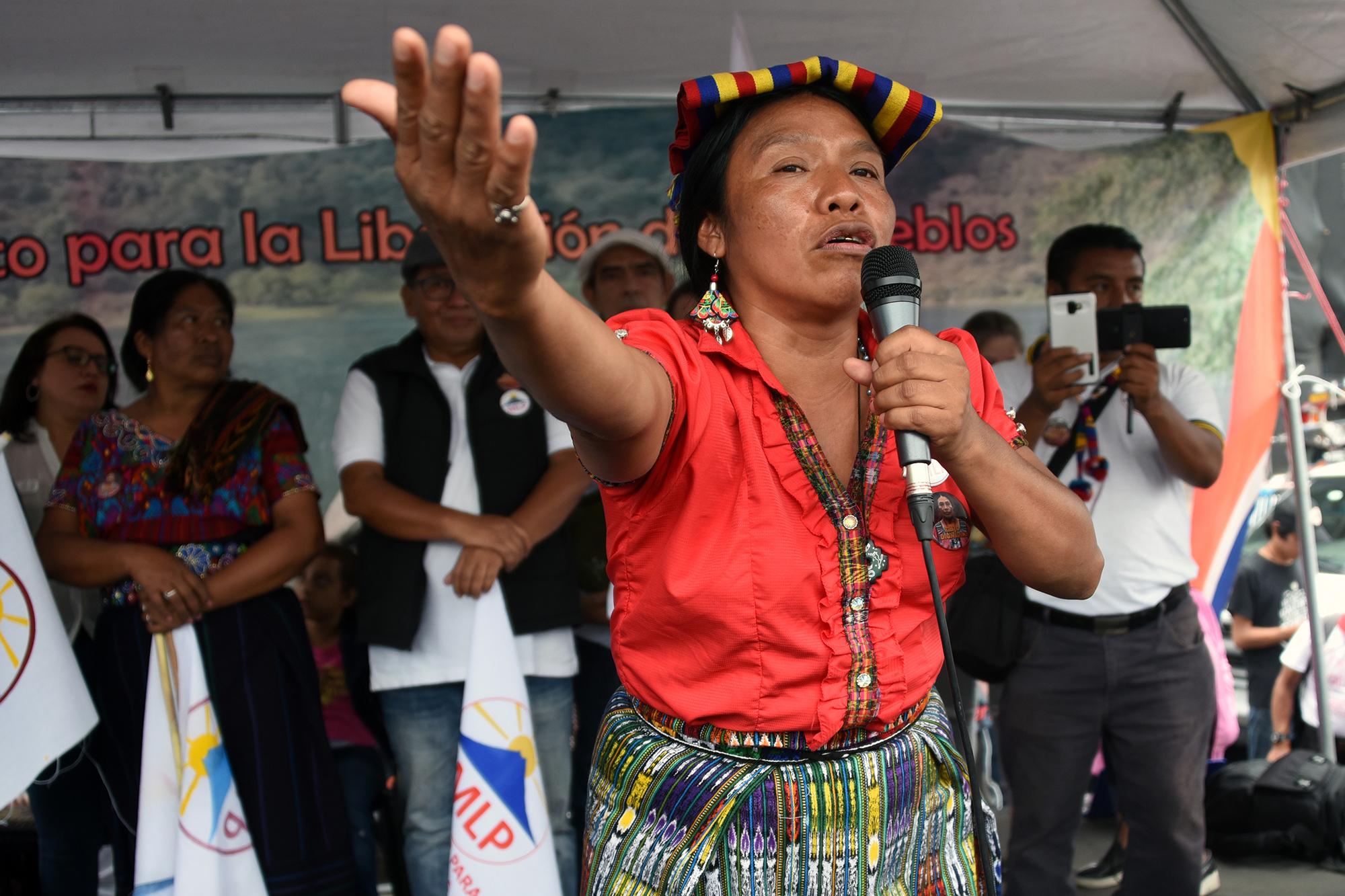 La candidata presidencial por el Movimiento para la Liberación de los Pueblos, la líder indígena Thelma Cabrera, durante un mitin en la Plaza de la Constitución en Ciudad de Guatemala, el 8 de junio de 2019. Foto: Johan Ordóñez/AFP.