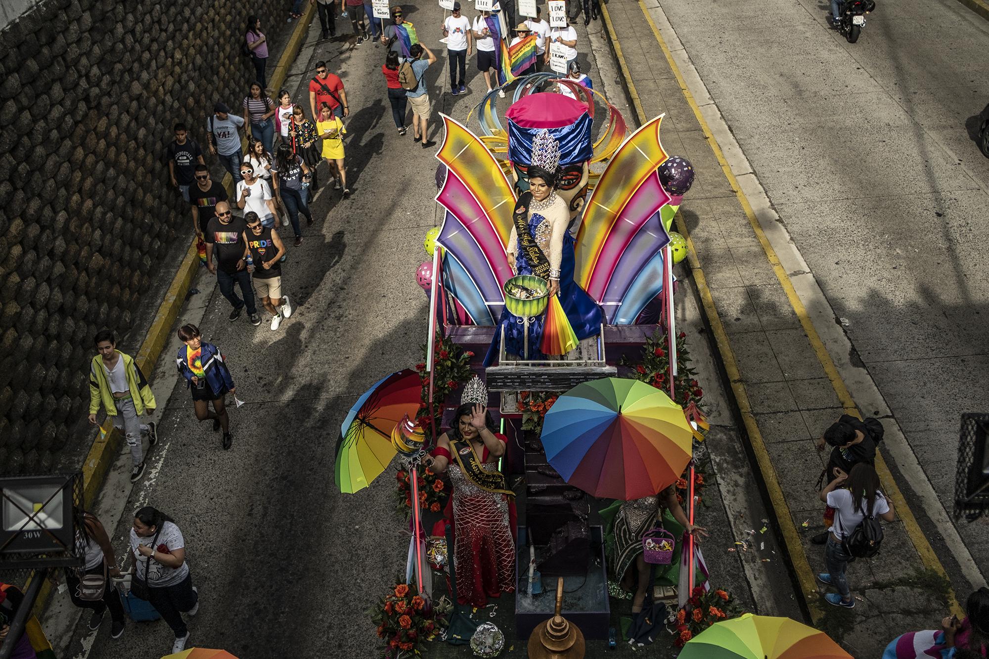 La marcha del orgullo LGBTIQ+ se realizó desde la Universidad de El Salvador hasta la plaza Salvador del Mundo. Foto El Faro: Carlos Barrera
