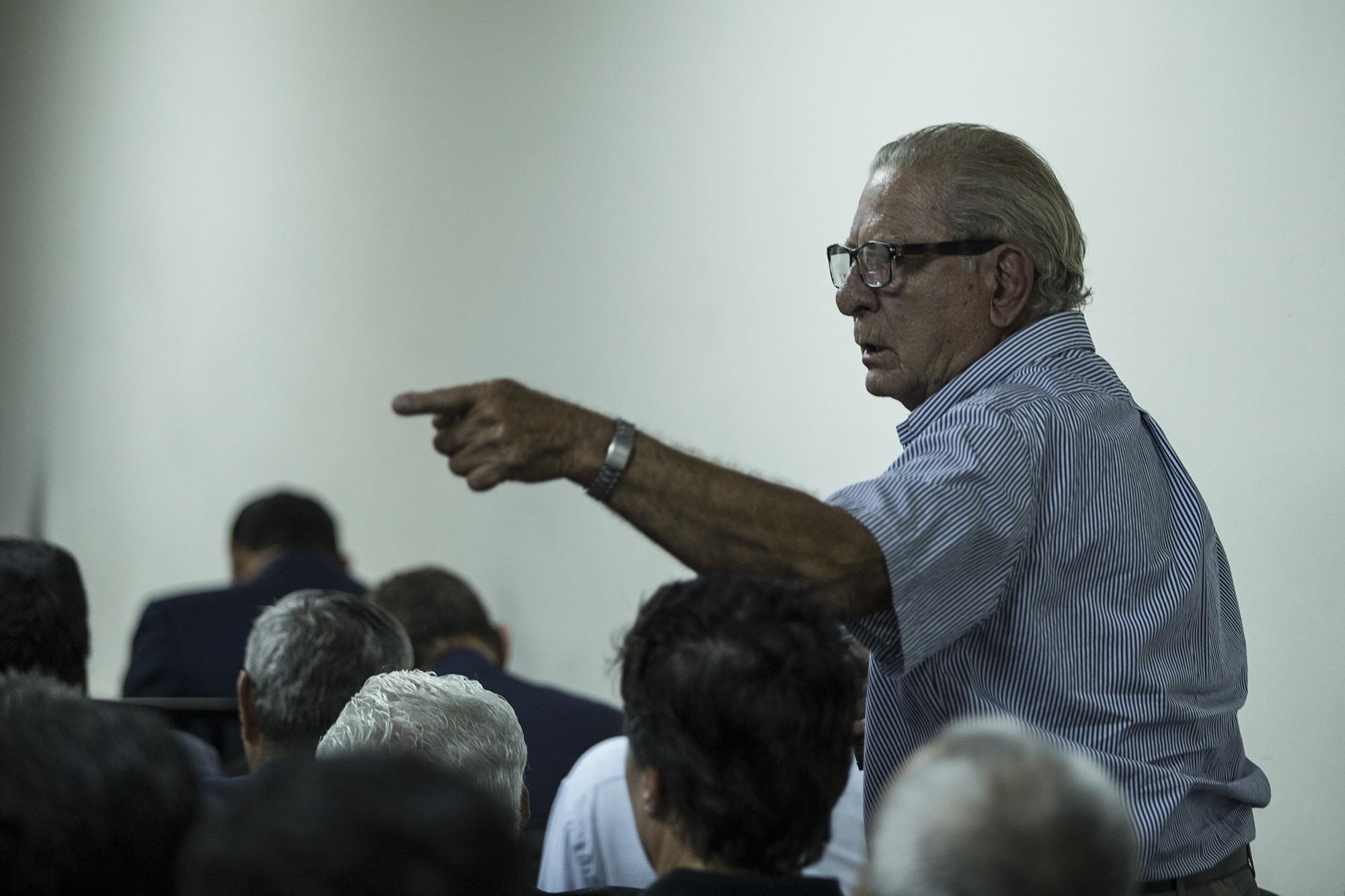 Rafael Bustillo, militar acusado, señala a las víctimas durante la audiencia. 