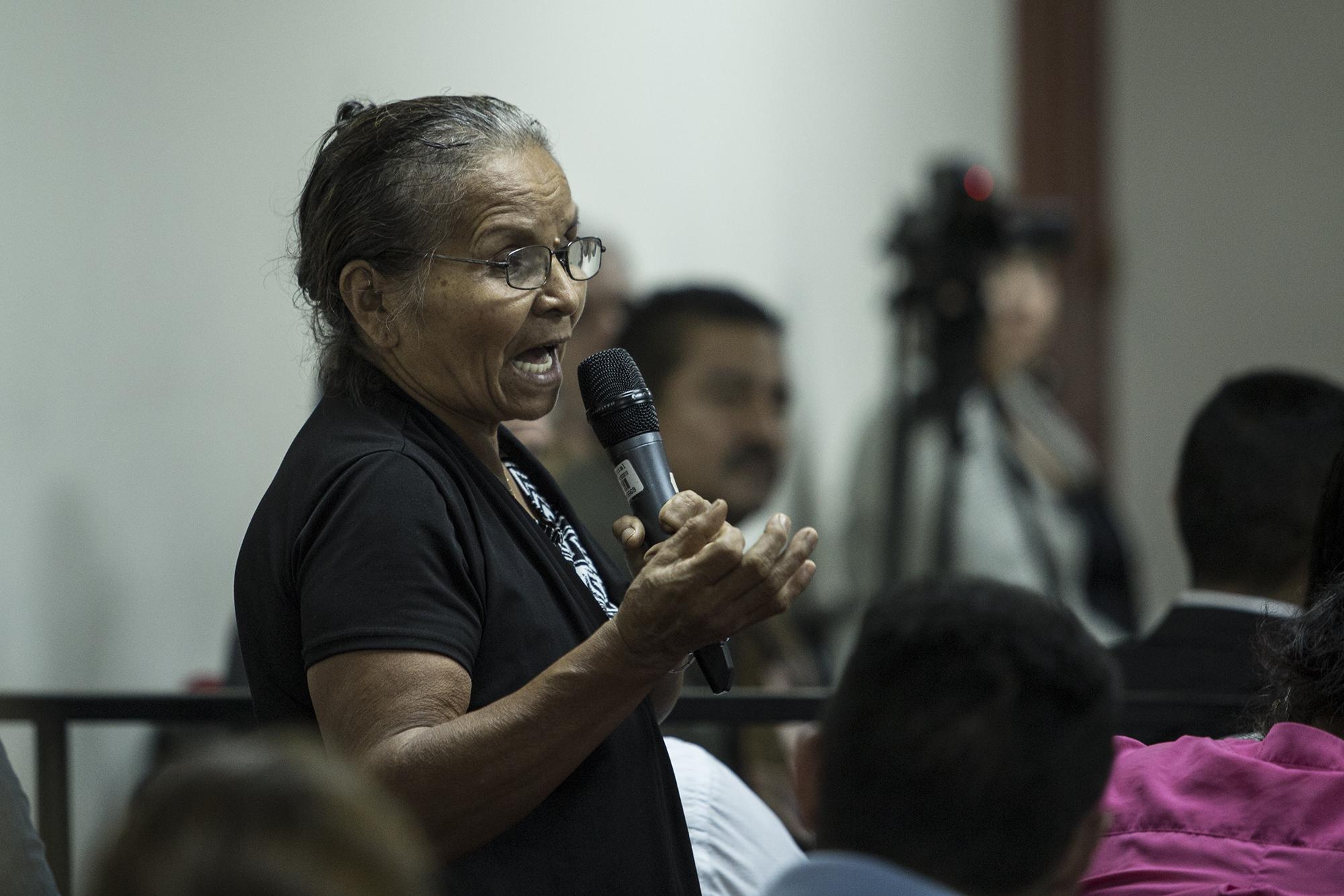 Rosario López Sánchez, víctima de la masacre de El Mozote, habla durante la audiencia de intimación a los altos mandos de la Fuerza Armada. San Francisco Gotera, Morazán, 18 de julio de 2019. Foto: Víctor Peña.