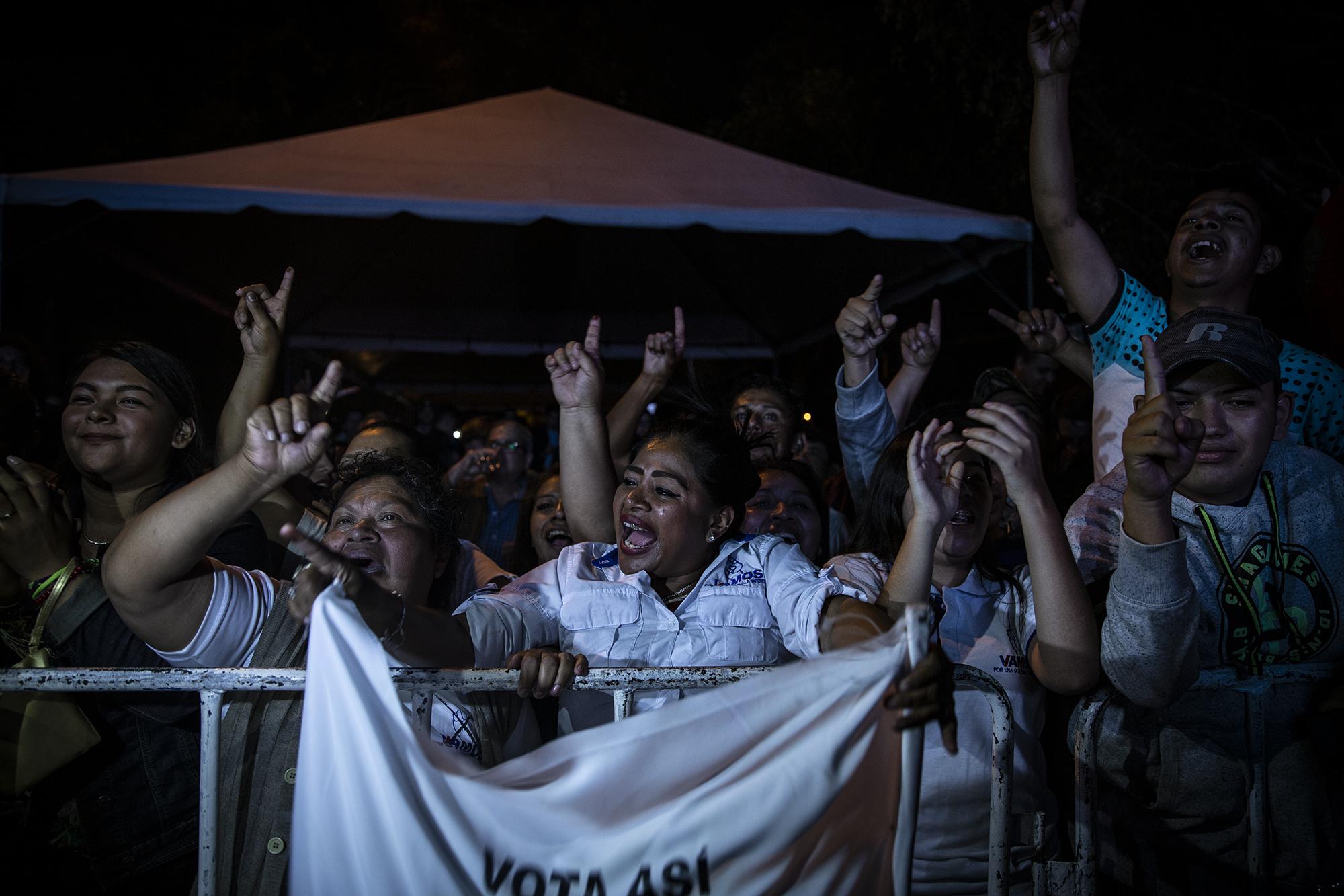 Correligionarios del partido Vamos, durante la celebración del triunfo del candidato Alejandro Giammattei, la noche del 11 de agosto de 2019, sobre la 5.a avenida de la zona 10, de la capital guatemalteca. Foto: Carlos Barrera/El Faro 