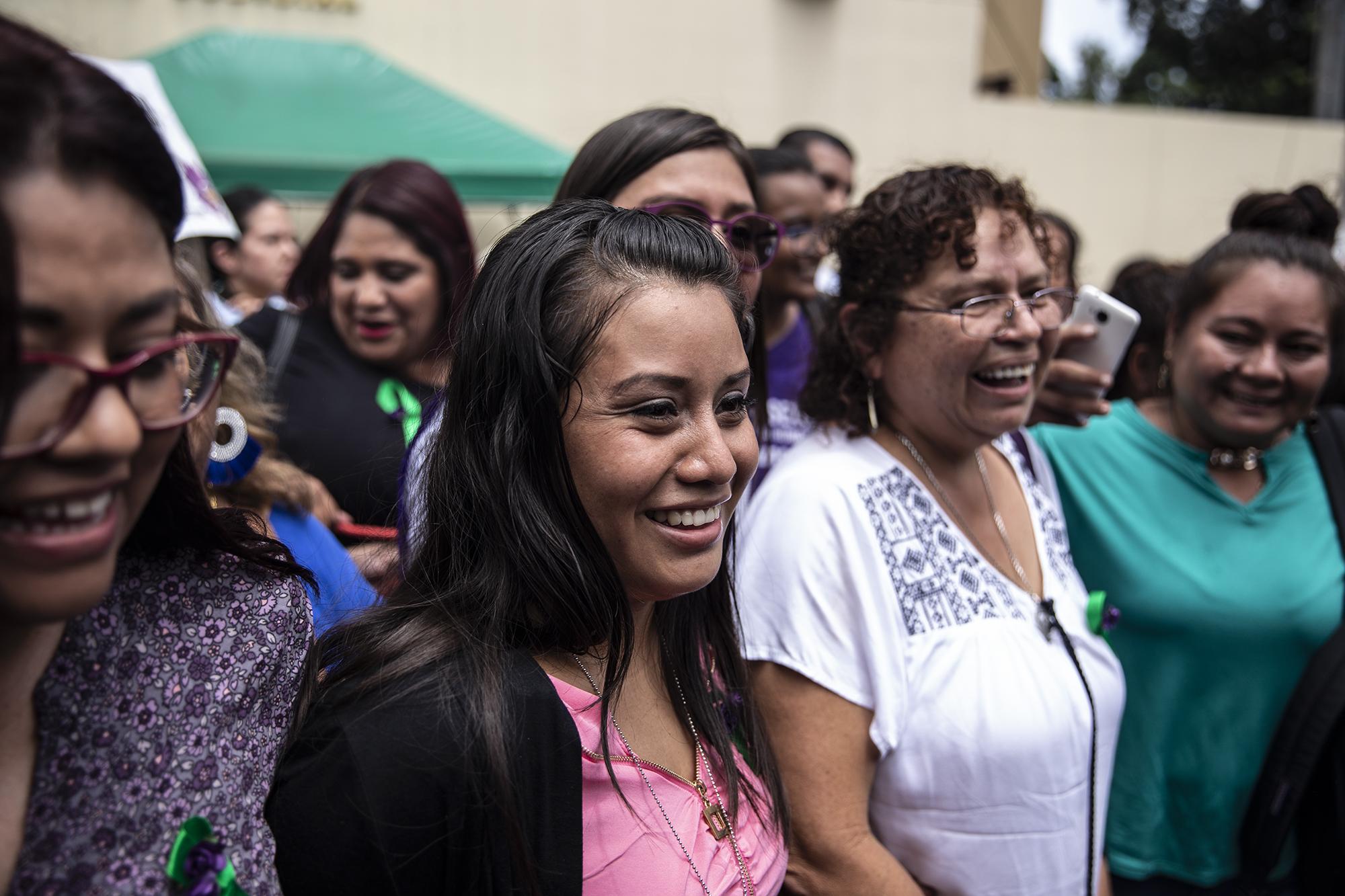 Evelyn Hernández fue acuerpada por más de un centenar de mujeres que se hicieron presentes desde muy temprano a las afueras del Centro Judicial de Ciudad Delgado. Foto: Carlos Barrera/El Faro 