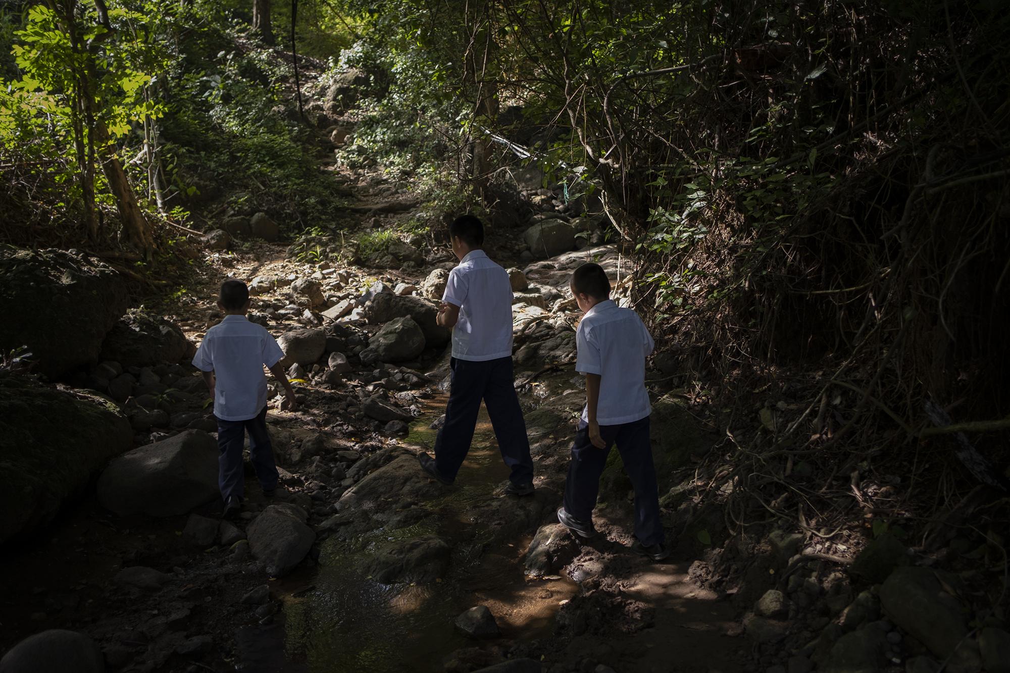 Los niños que asisten al centro escolar caserío El Tule deben hacer caminatas de hasta una hora para poder llegar a la escuela. Foto: Carlos Barrera/El Faro