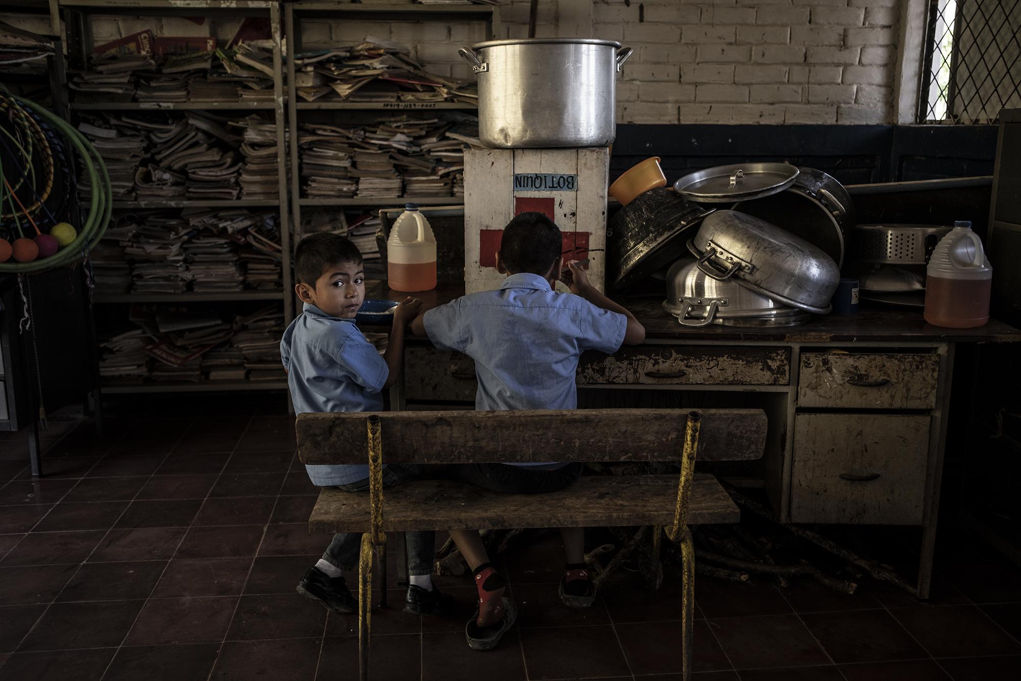 Alumnos del centro escolar cantón El Tule reciben un receso para consumir el refrigerio del día, arroz en leche preparado por una madre de familia de la comunidad. Foto: Carlos Barrera/El Faro