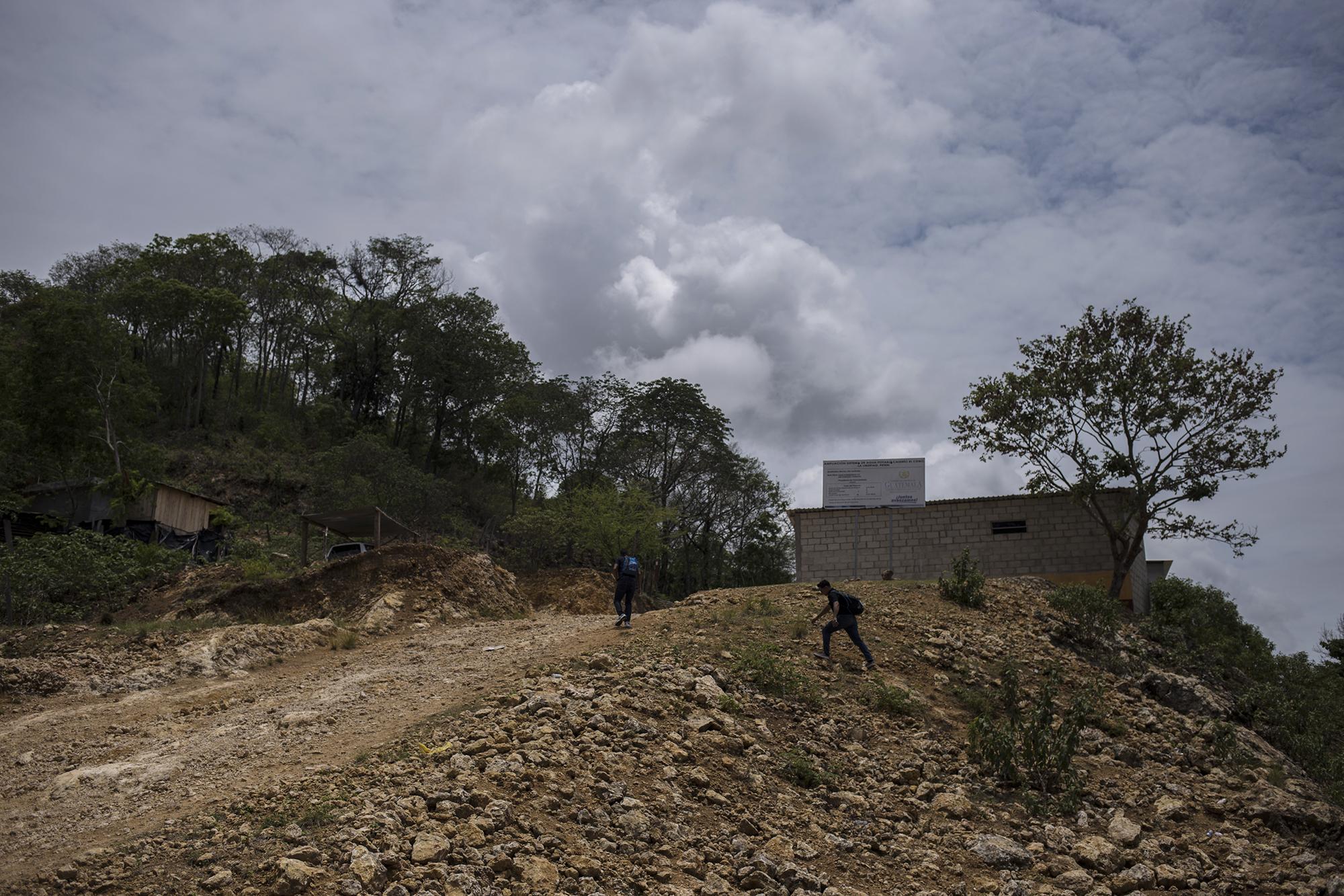 Migrantes centroamericanos se aproximan al pequeño albergue para migrantes instalado en la frontera El Ceibo, en el departamento de Petén, Guatemala. Foto de El Faro: Víctor Peña.