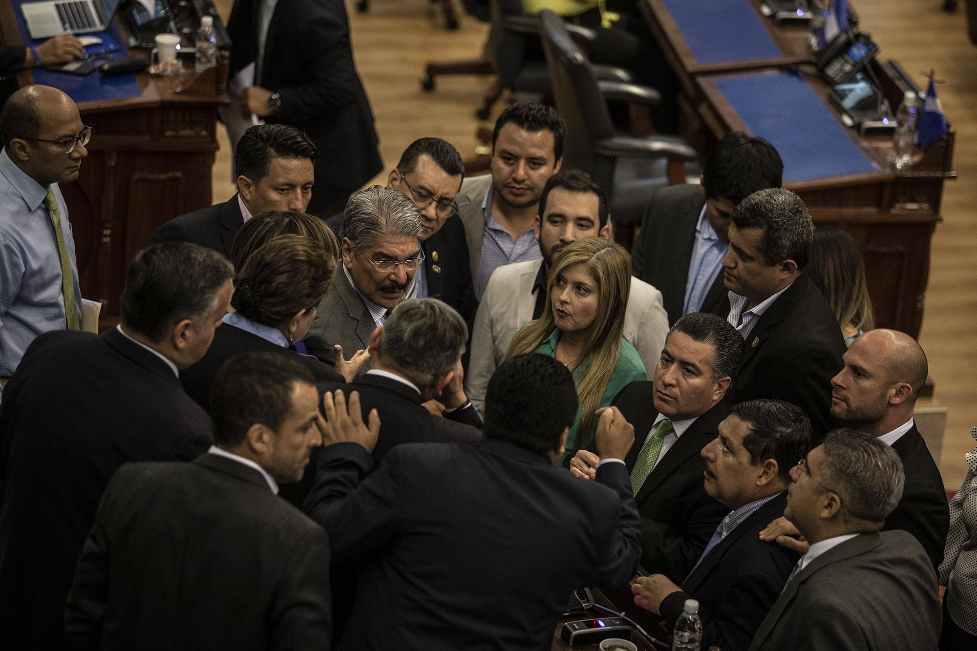 Diputados del partido Arena durante un receso de cesión plenaria el 25 de febrero del 2019. Foto de El Faro/Carlos Barrera