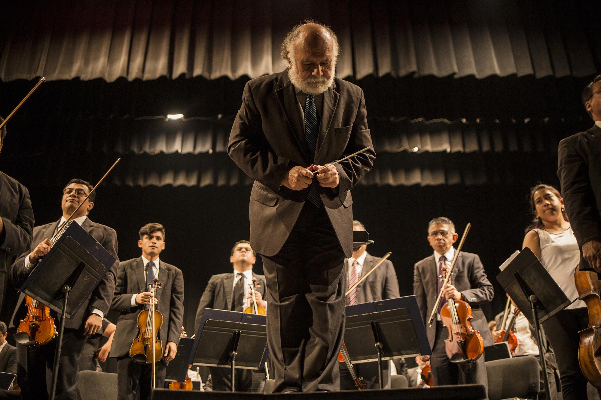 German Cáceres recibe la ovación del público después de uno de sus últimos conciertos como director titular de la Orquesta Sinfónica de El Salvador, en el Teatro Nacional, en el Centro Histórico de San Salvador. Foto de El Faro: Víctor Peña. 