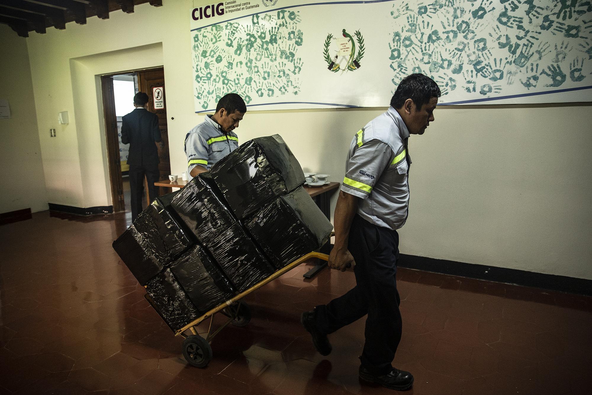 Photo caption: On August 30, 2019, employees of a moving company removed the last stacks of documents from CICIG facilities in Guatemala city. The commission completed its mandate on September 3, 2019, when then-president Jimmy Morales decided not to renew its term. Photo: Carlos Barrera/El Faro