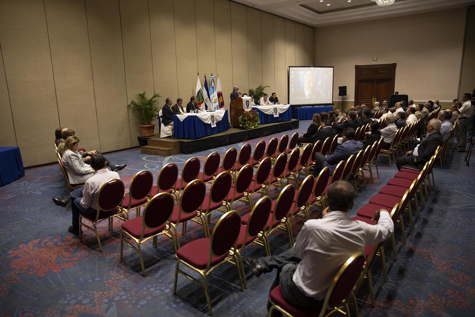 Alrededor de 50 personas se hicieron presentes al hotel Sheraton Presidente donde se realizó la ponencia ‘’Consecuencia de la CICIG: La amenaza para El Salvador’’. Foto de El Faro/Carlos Barrera