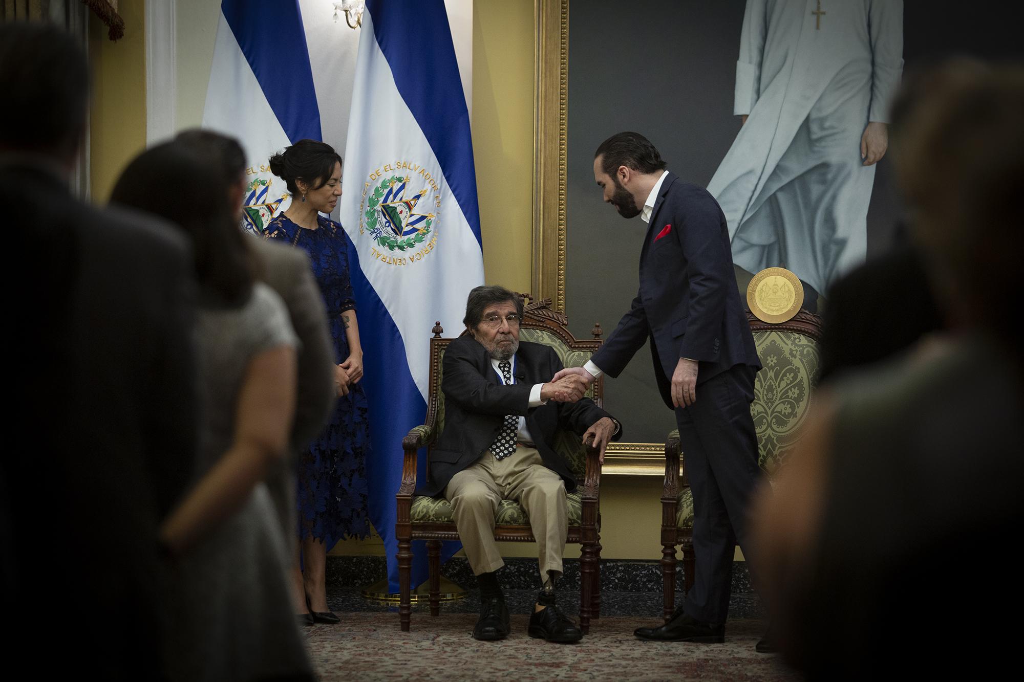 Rubén Martínez saluda al presidente, Nayib Bukele, después de recibir la medalla y el titulo del Premio Nacional de Cultura. El Faro/Carlos Barrera
