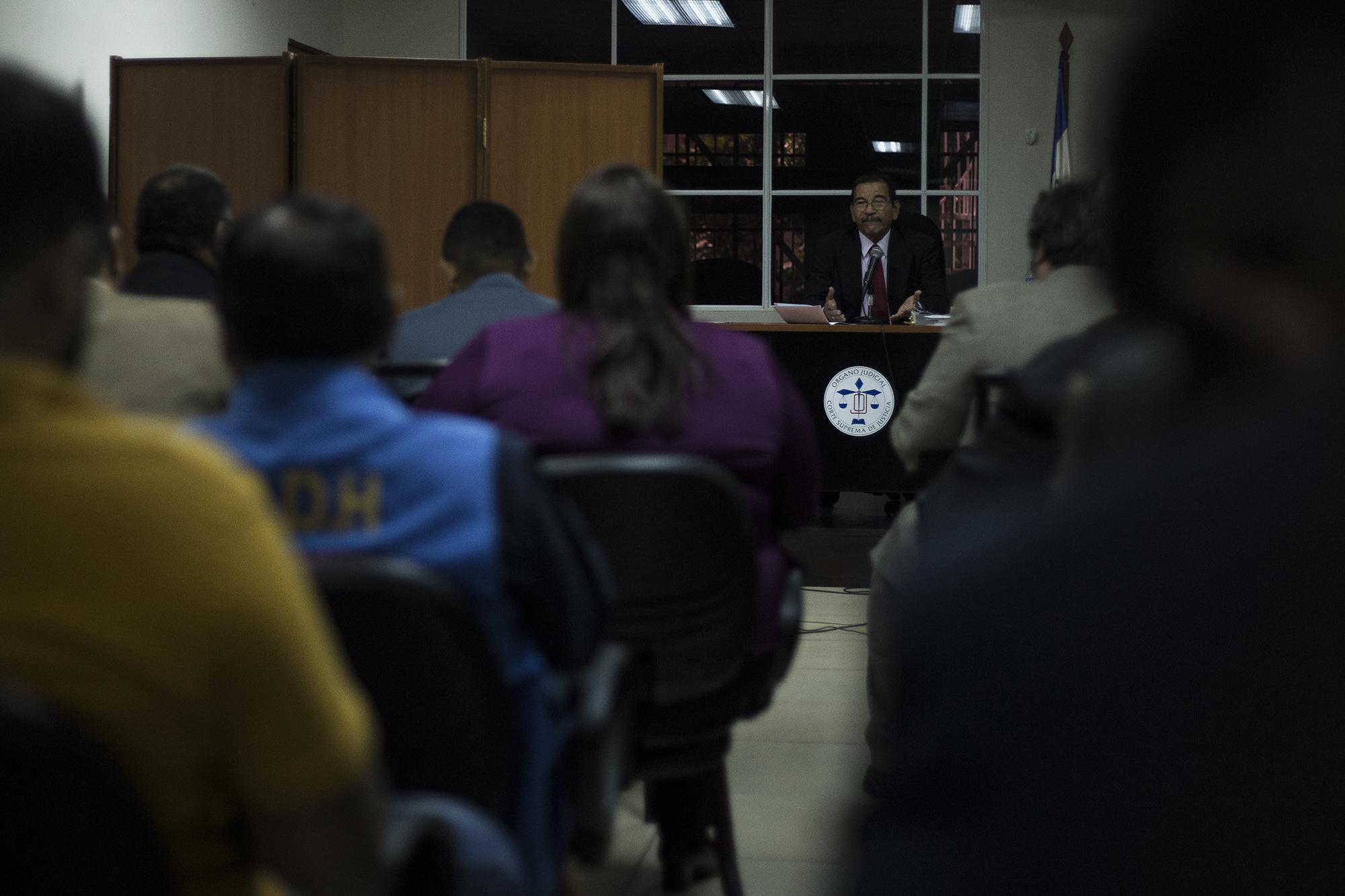 El juez Jorge Guzmán sesiona en el caso de El Mozote. Audiencia del 1 de noviembre de 2019. 