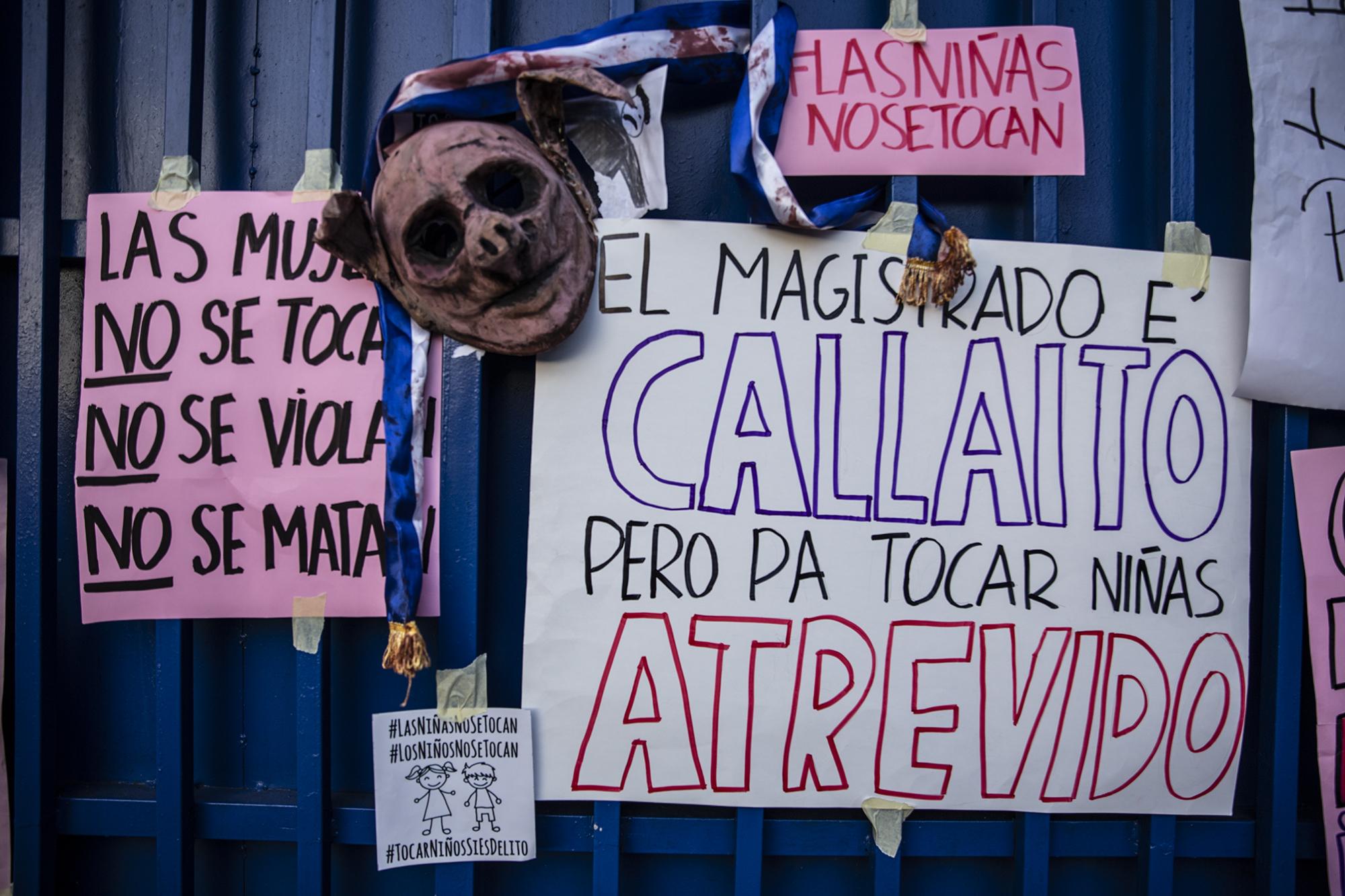 El muro perimetral del Centro Judicial Isidro Menéndez quedó tapizado con decenas de mensajes de repudio en contra de Jaime Escalante y en contra de la violencia sexual. 