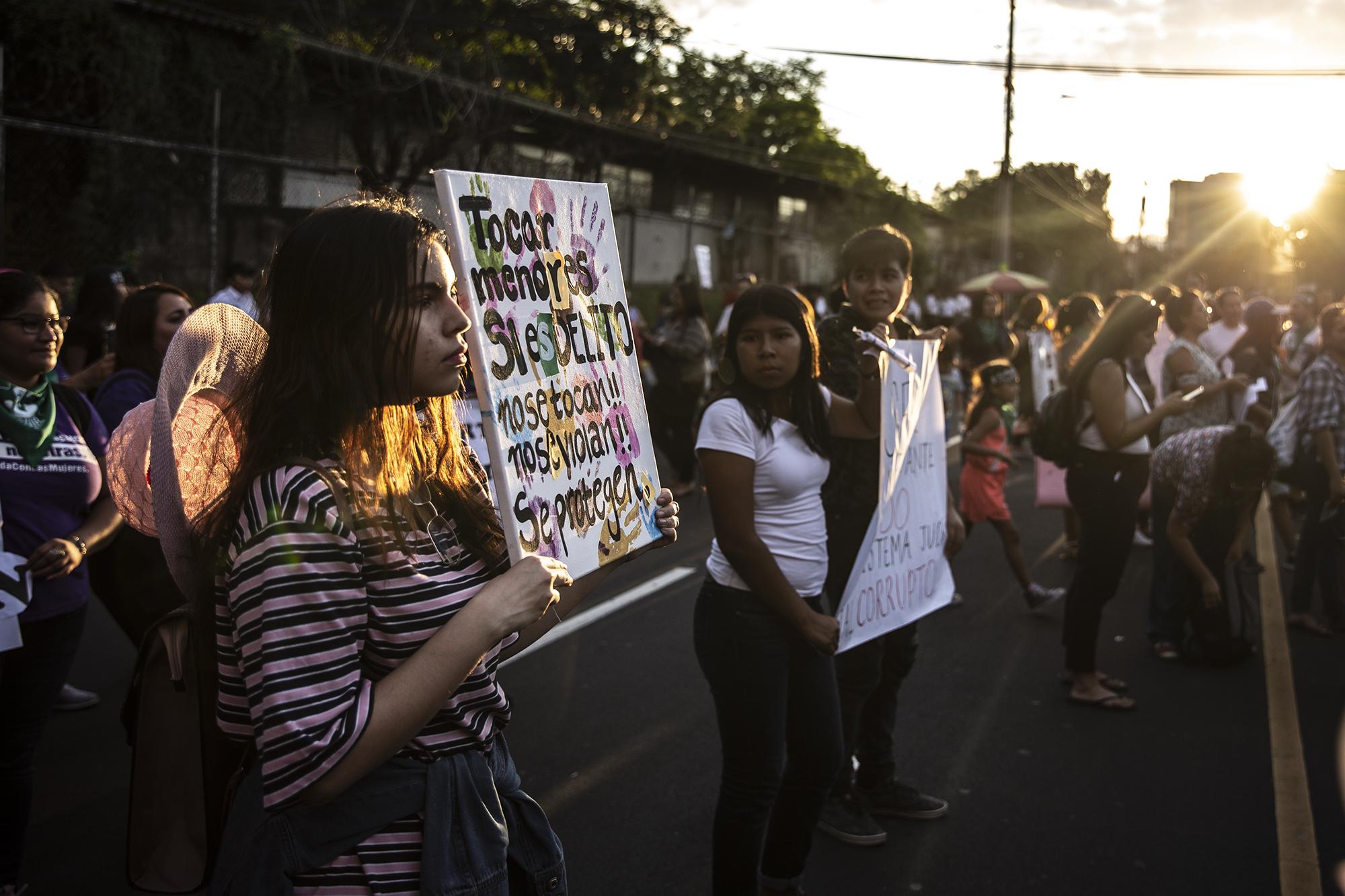 El 4 de noviembre de 2019 centenares de personas se manifestaron frente al Centro Judicial Isidro Menéndez para exigir justicia en el caso del Magistrado Jaime Escalante. Foto: Carlos Barrera