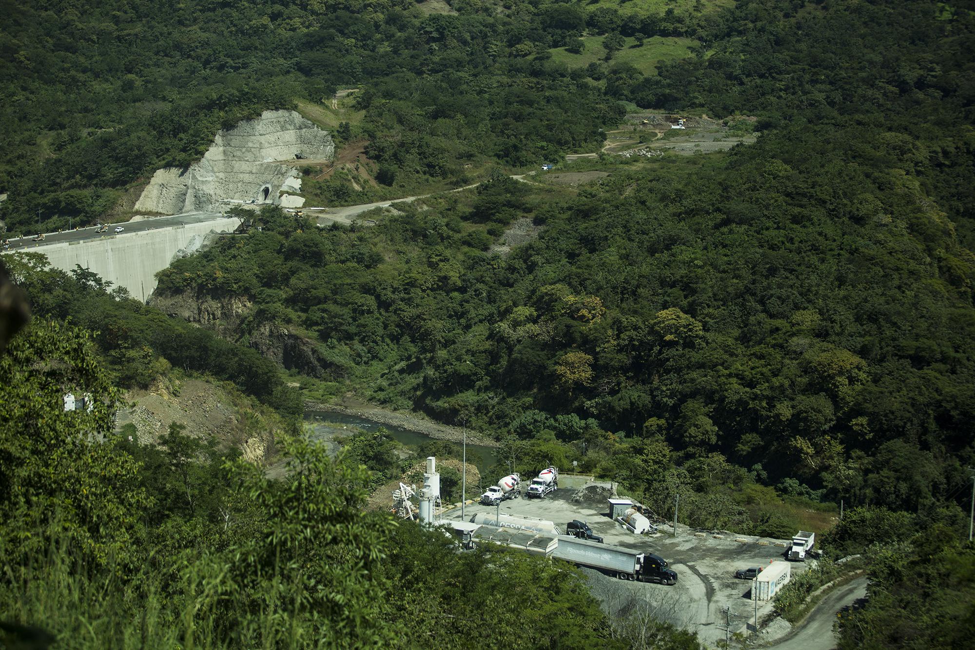 Imagen de las obras en la presa de El Chaparrl tomadas en diciembre de 2019. Foto de El Faro: Víctor Peña. 