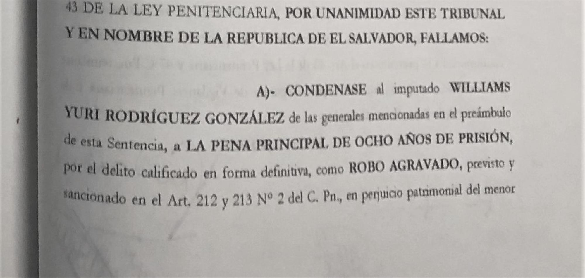 Extracto de la resolución que el Tribunal Quinto de Sentencia de San Salvador hizo el 28 de julio de 2003, por la que Yuri fue condenado a ocho años de condena. Foto Roberto Valencia.