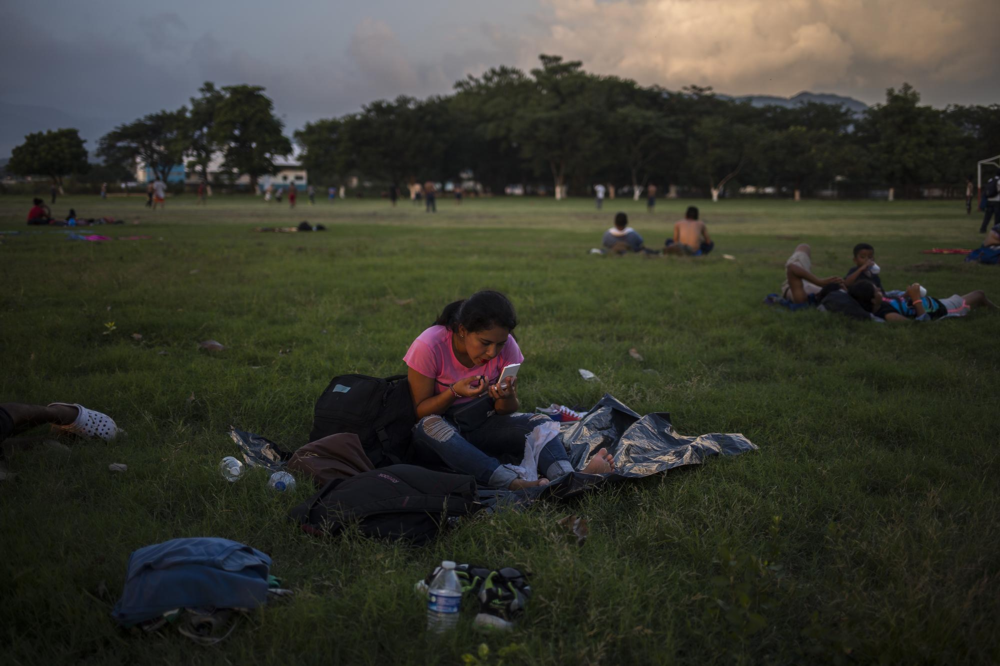 Glenda del Cid is 21 years old. She left San Miguel, El Salvador, on October 30, 2018 to join one of the many caravans that were forming at the time. She left because there were no jobs. On November 8, her group took a ten-hour layover at a soccer field in the sports complex in Arriaga, Chiapas, Mexico, which the authorities had turned into a temporary shelter. The next day, at four o