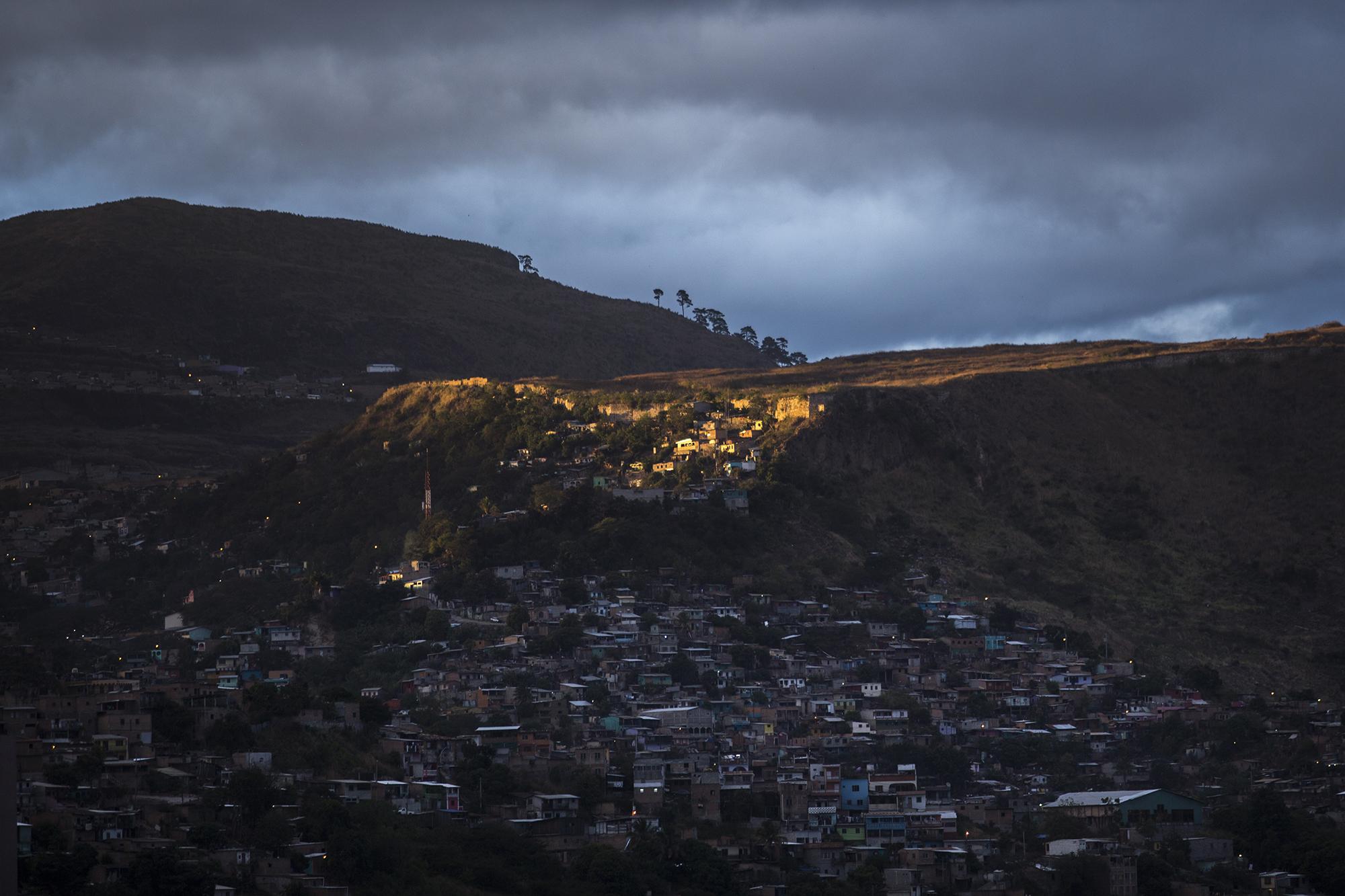 Sunset over Tegucigalpa. The Honduran capital is surrounded by suburbs under control of the gangs. The inequality of the city is a result of widespread political corruption. Foto: Víctor Peña. 