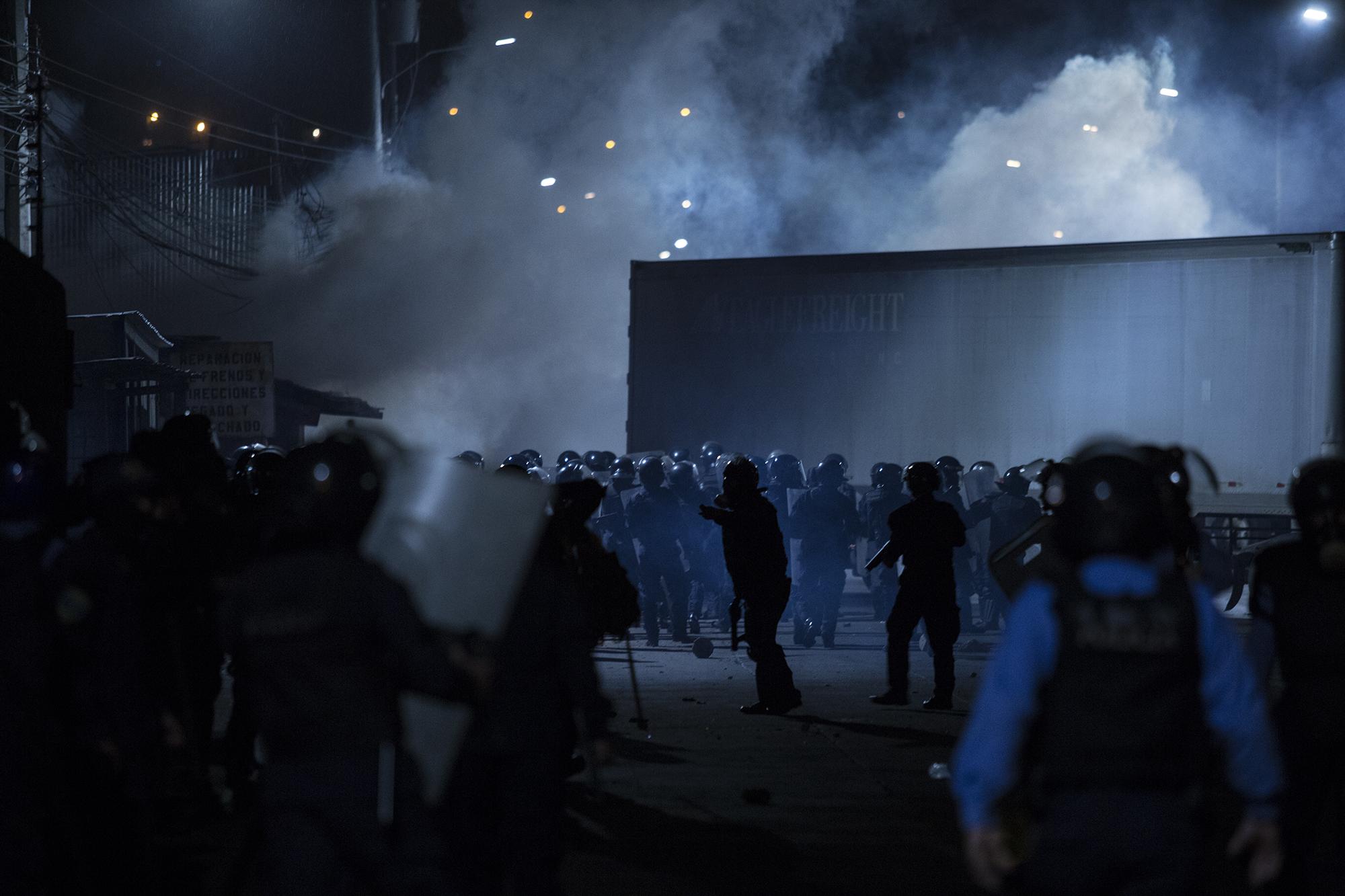 Protests in the Villanueva neighborhood of Tegucigalpa. The people took to the streets in protest of the illegitimate reelection of Juan Orlando Hernández. Foto: Víctor Peña. 