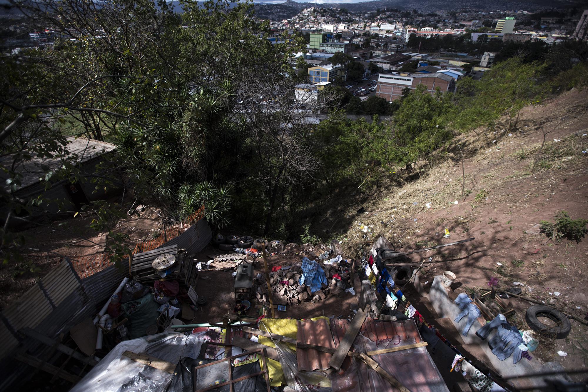 Just outside central Tegucigalpa, a makeshift shack on the edge of a ravine underscores the inequality throughout Honduras. Foto: Víctor Peña. 
