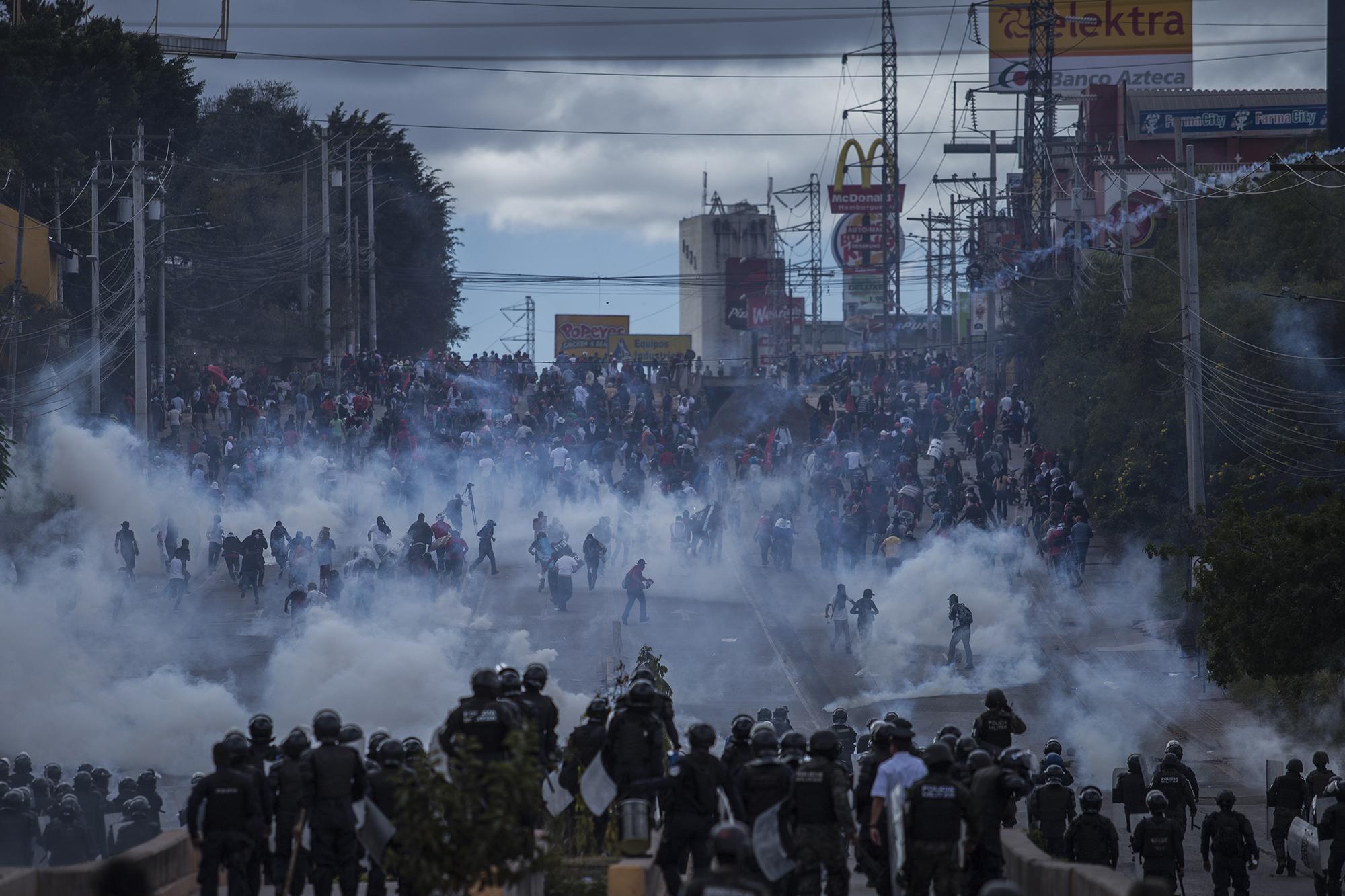 Clashes in downtown Tegucigalpa after Juan Orlando Hernández assumes the presidency. He interfered with elections in 2017. Foto: Víctor Peña. 