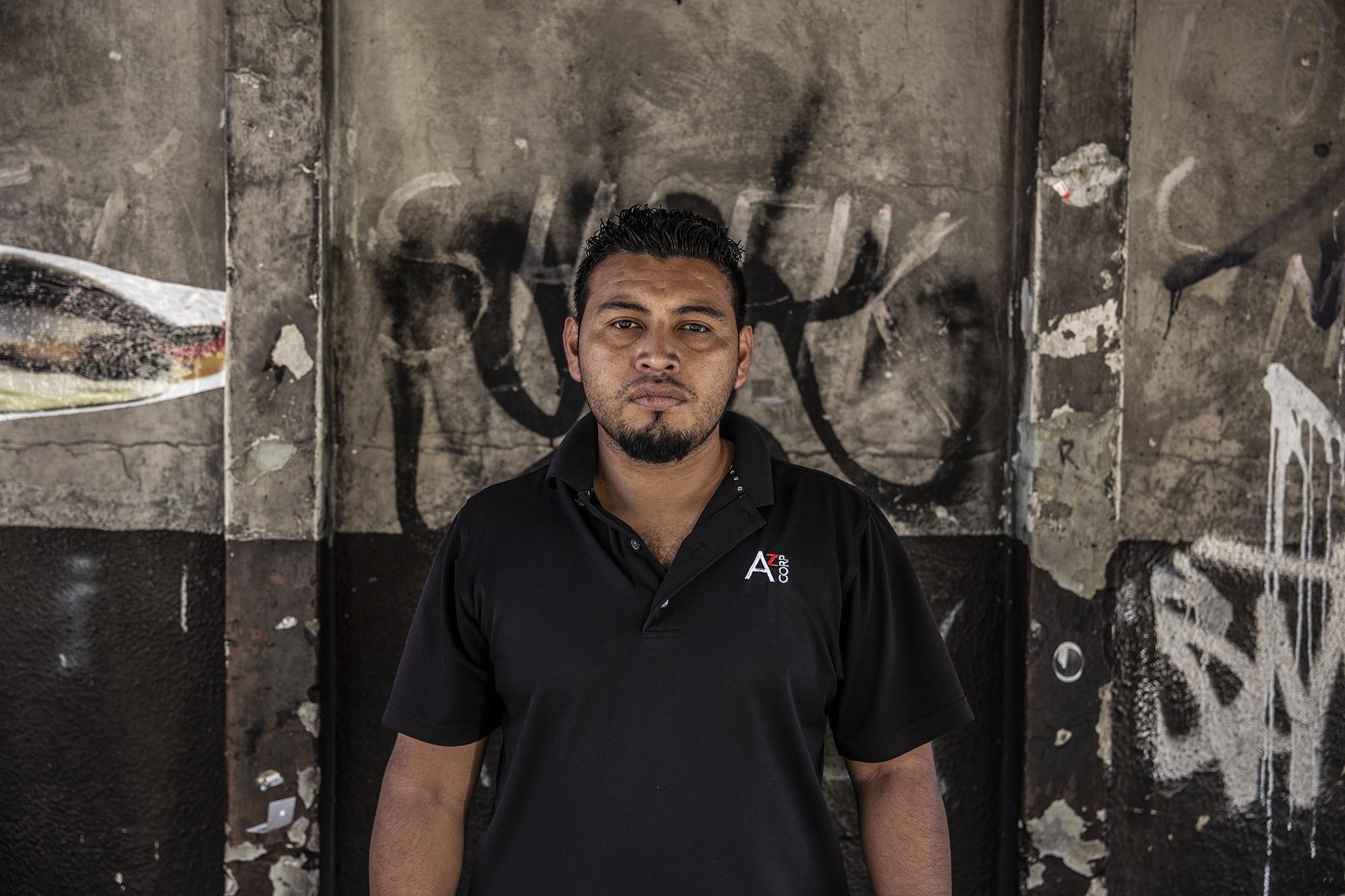 Ernesto Paz, de 29 años, es técnico electricista. Trabajó por unos años, pero lo despidieron. Ahora se dedica a vender piezas de relojes viejos y teléfonos celulares descompuestos.