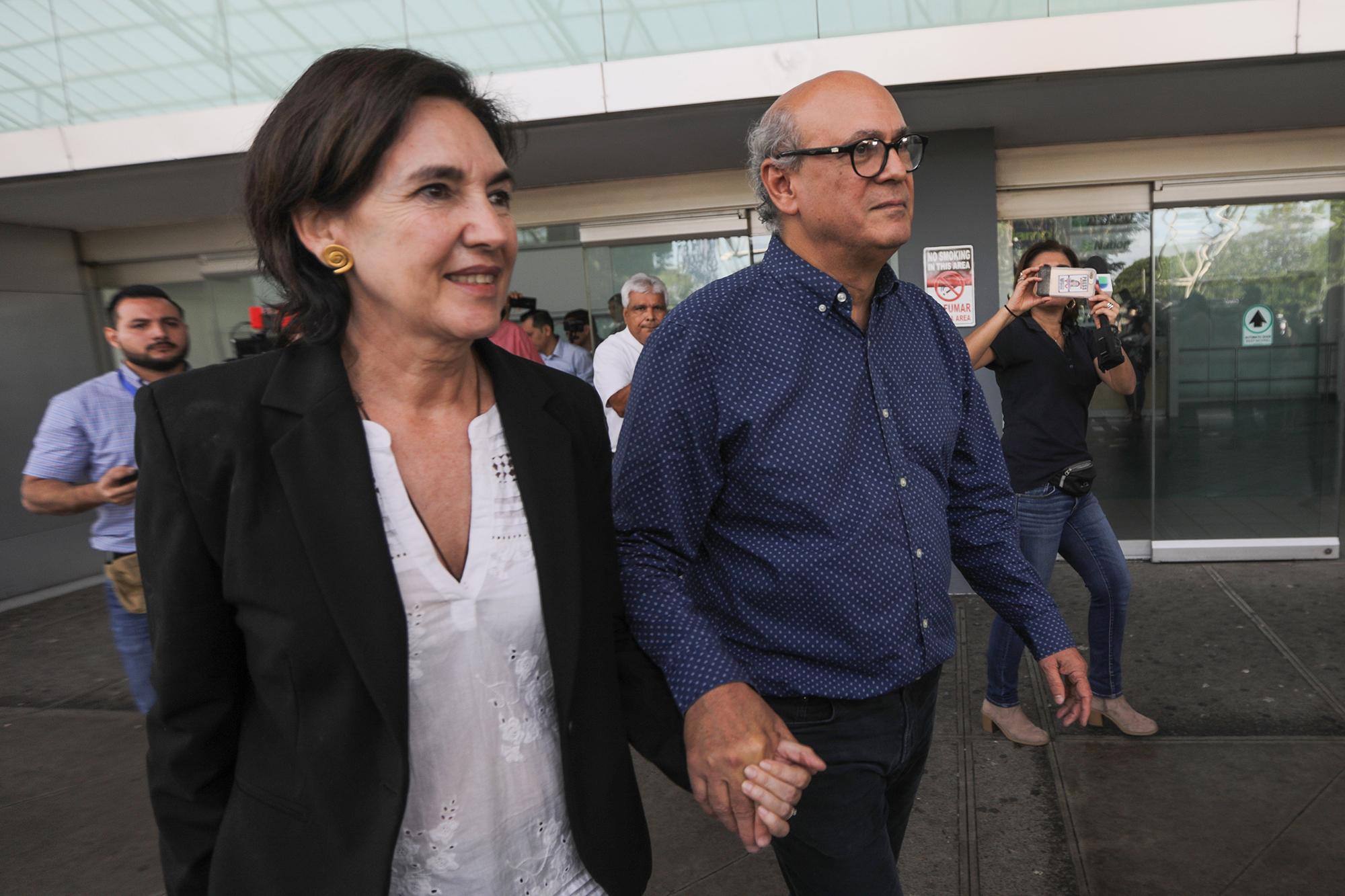 Nicaraguan journalist Carlos Fernando Chamorro (R), critic of the government of President Daniel Ortega, and his wife Desiree Elizondo, are pictured at the airport in Managua on November 25, 2019 after returning from Costa Rica where they spent nine months in exile after his offices were raided by members of the National Police. - Chamorro decided to return to his country despite considering that there are still no 