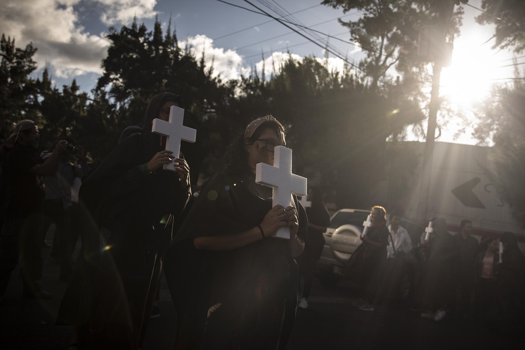 Frente al Parlamento, 41 mujeres llevaron cruces para recordar el número de niñas que murieron en un incendio en el Hogar Seguro durante la gestión del expresidente Morales.