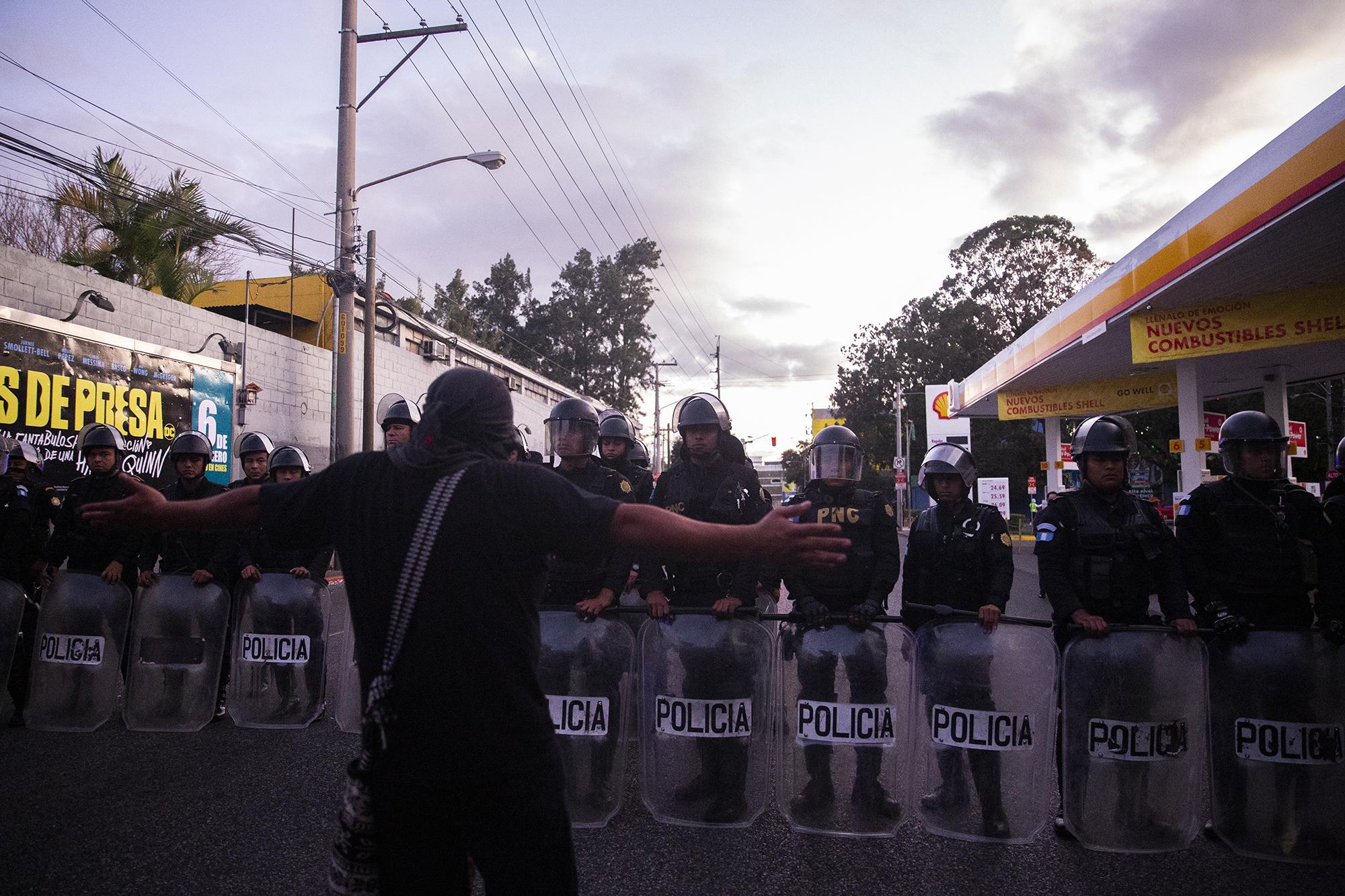 La Policía Nacional Civil intentó movilizar a los manifestantes y a los autobuses que mantenían bloquedo el acceso al Parlacen en la 12 avenida. Algunos de los universitarios pedían a los policías, 