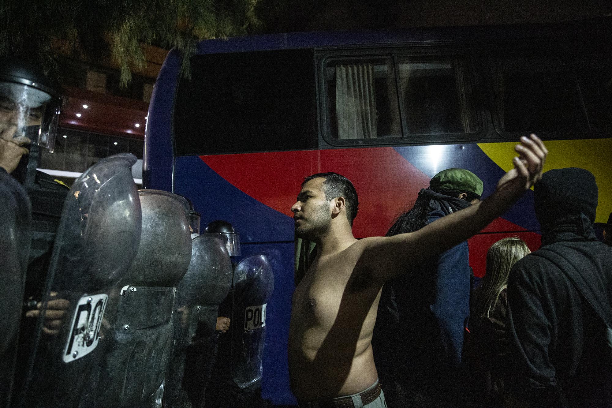 Photo caption: The riot police from the National Civil Police tried to clear the streets surrounding Parlacen that had been blocked by college students protesting the inauguration of former president Jimmy Morales as representative to Parlacen on January 14, 2020. Photo by Carlos Barrera.