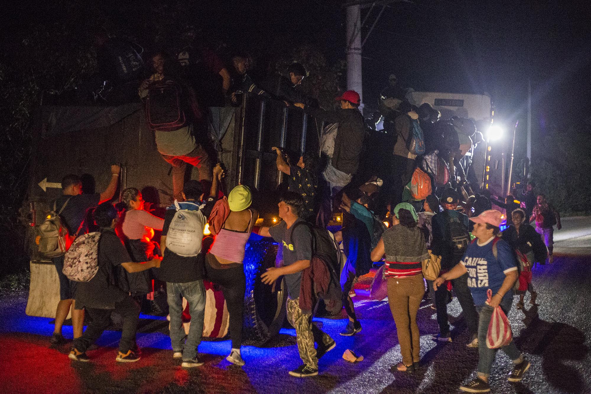 La noche del jueves 16 de enero, un grupo de migrantes luchaba por acomodarse en un camión que ofreció transportarlos. La mayor parte de integrantes de la nueva caravana subestimaron la extensión del departamento de Petén (Guatemala). Ninguna caravana anterior había recorrido la ruta hasta la frontera de El Ceibo.