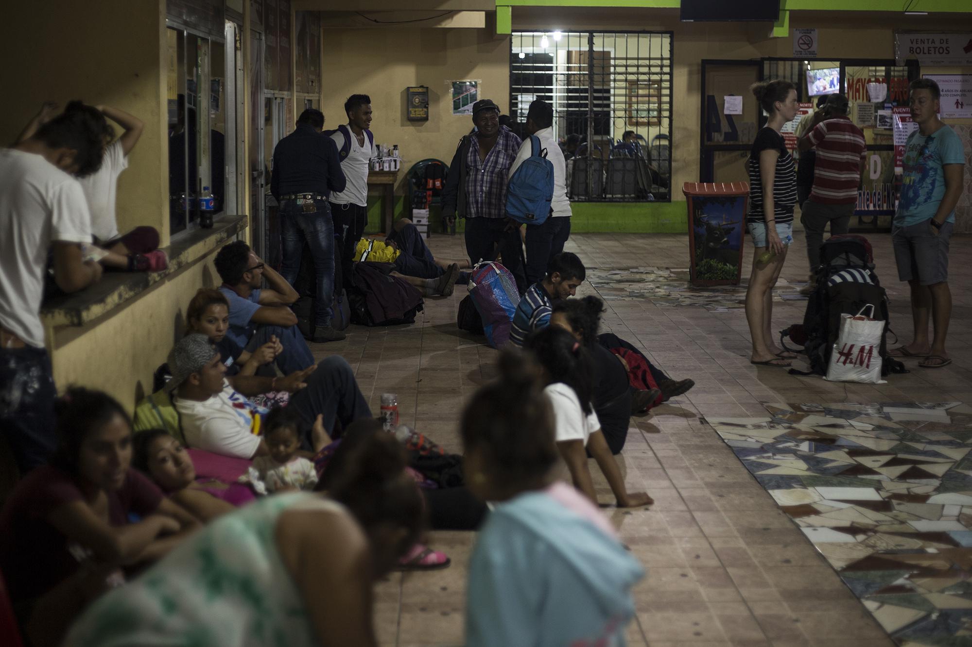 En la estación de autobuses del municipio de Santa Elena, en Petén, convergen visitantes europeos ávidos de recorrer los destinos turísticos de la zona y migrantes centroamericanos en su ruta hacia el norte. Debido al colapso de los albergues, decenas de migrantes tuvieron que dormir en el piso de la estación.