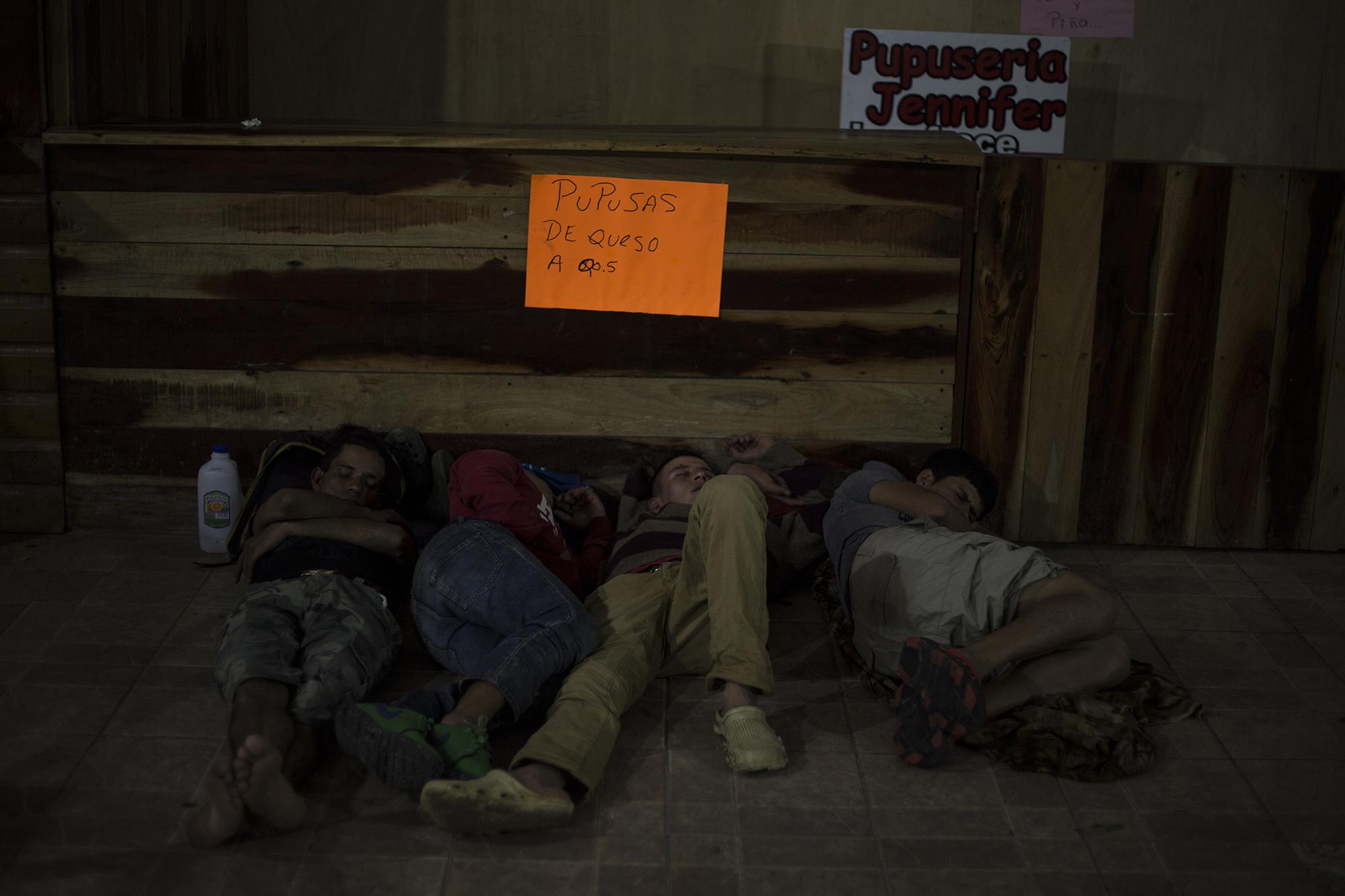 Aunque la inmensa mayoría de miembros del éxodo son hondureños, hay un muy pequeño número de salvadoreños que también lo integran. Hasta el miércoles 15 de enero se contaban apenas 40 salvadoreños durmiendo en la plaza central de Chiquimula (Guatemala), cerca de la frontera con Honduras. 