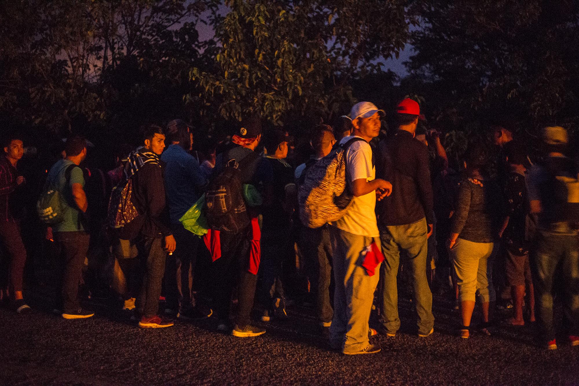 Ante la falta de un equipo de coordinación, la caravana se fragmentó justo después de salir de San Pedro Sula, en Honduras. Una parte ingresó a Guatemala por la frontera de Agua Caliente, en el departamento de Chiquimula; otros lo hicieron por la frontera de El Corinto, en el departamento de Izabal. Una vez en Guatemala, algunos se dirigieron a la capital, otros hasta la frontera de Tecún Umán; y un tercer grupo, quizá el más numeroso, hacia Petén.
