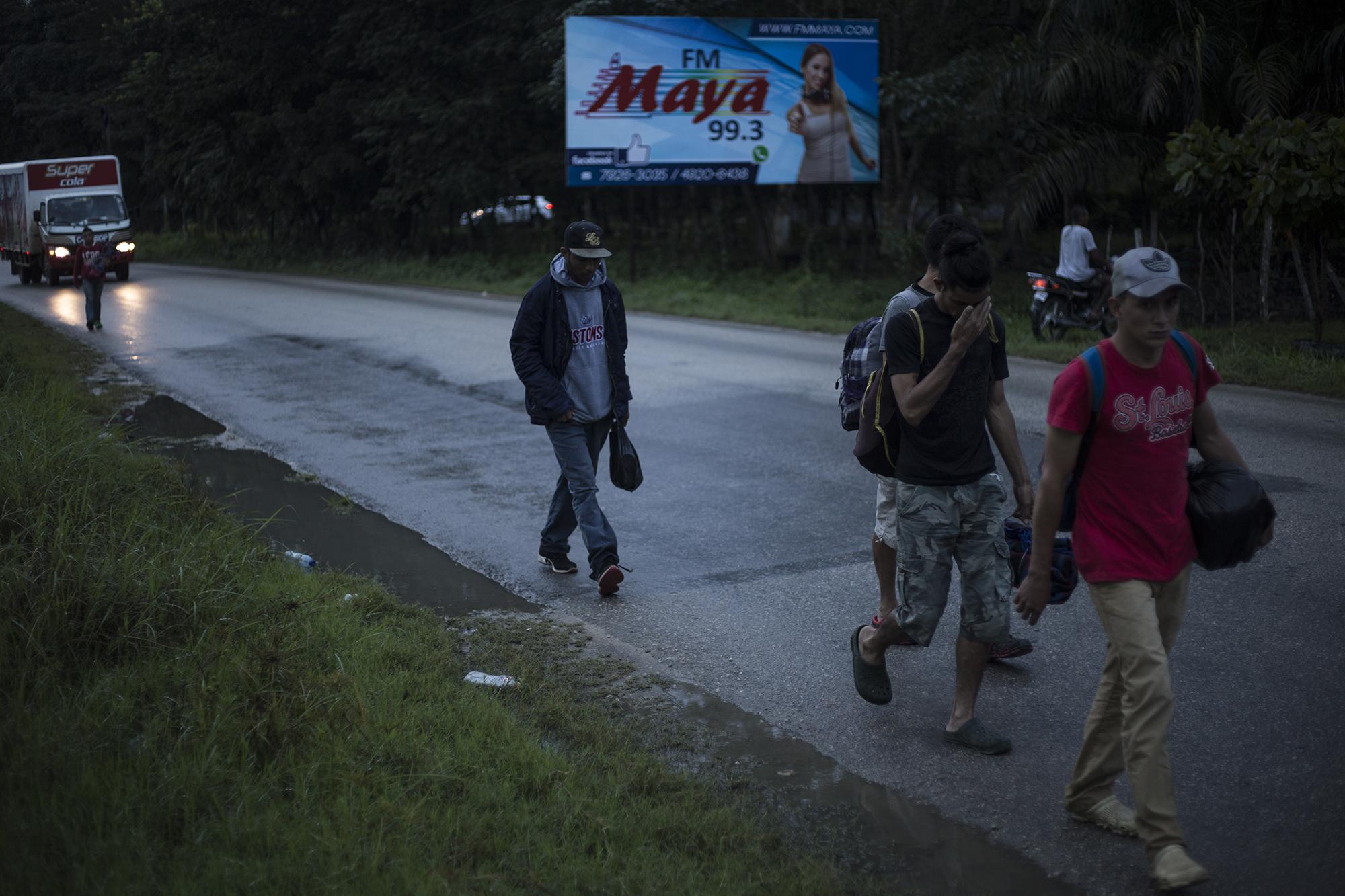 Las jornadas a pie fueron extenuantes. Sólo la jornada de caminata entre el municipio de Santa Elena, en Petén, y la frontera de El Ceibo tomó un día entero.