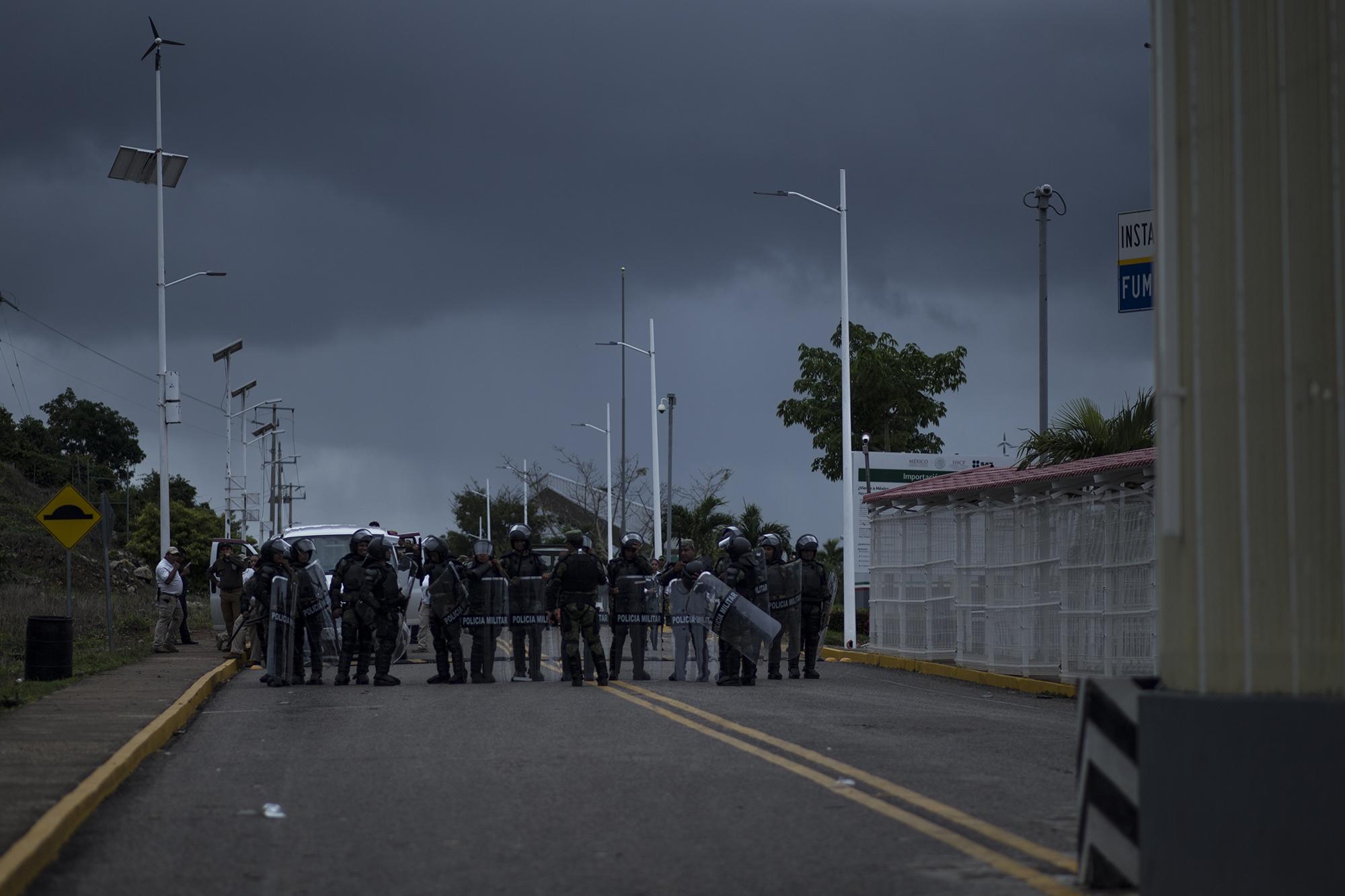 Además de cerrar la frontera de El Ceibo, México desplazó a soldados, agentes federales antimotines y elementos del Instituto Nacional de Migración. Del lado guatemalteco también hay un buen número de militares en la frontera.