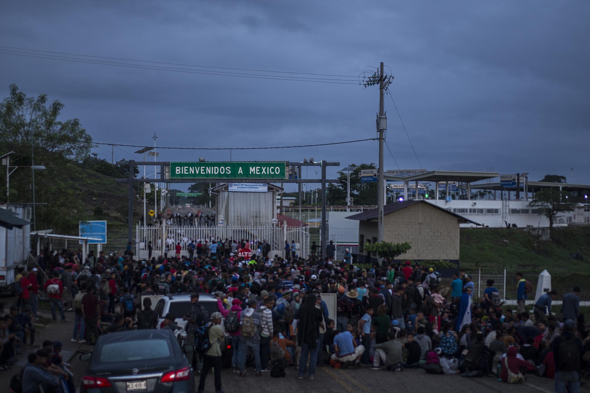 As the migrant caravan arrived, Mexican authorities completely sealed off access to the border port of entry at El Ceibo. More than 800 people set up camp for hours in front of the little town’s main street. Photo by Víctor Peña.