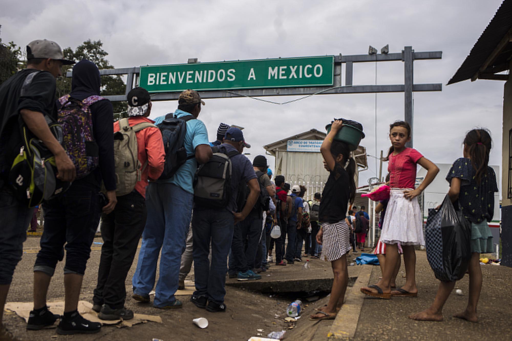 At 11:57 in the morning on January 19, the last group of migrants entered the offices of the border port of entry at El Ceibo to register. The Mexican government promised to take them to find work in a secure location in Tabasco. Photo by Víctor Peña.
