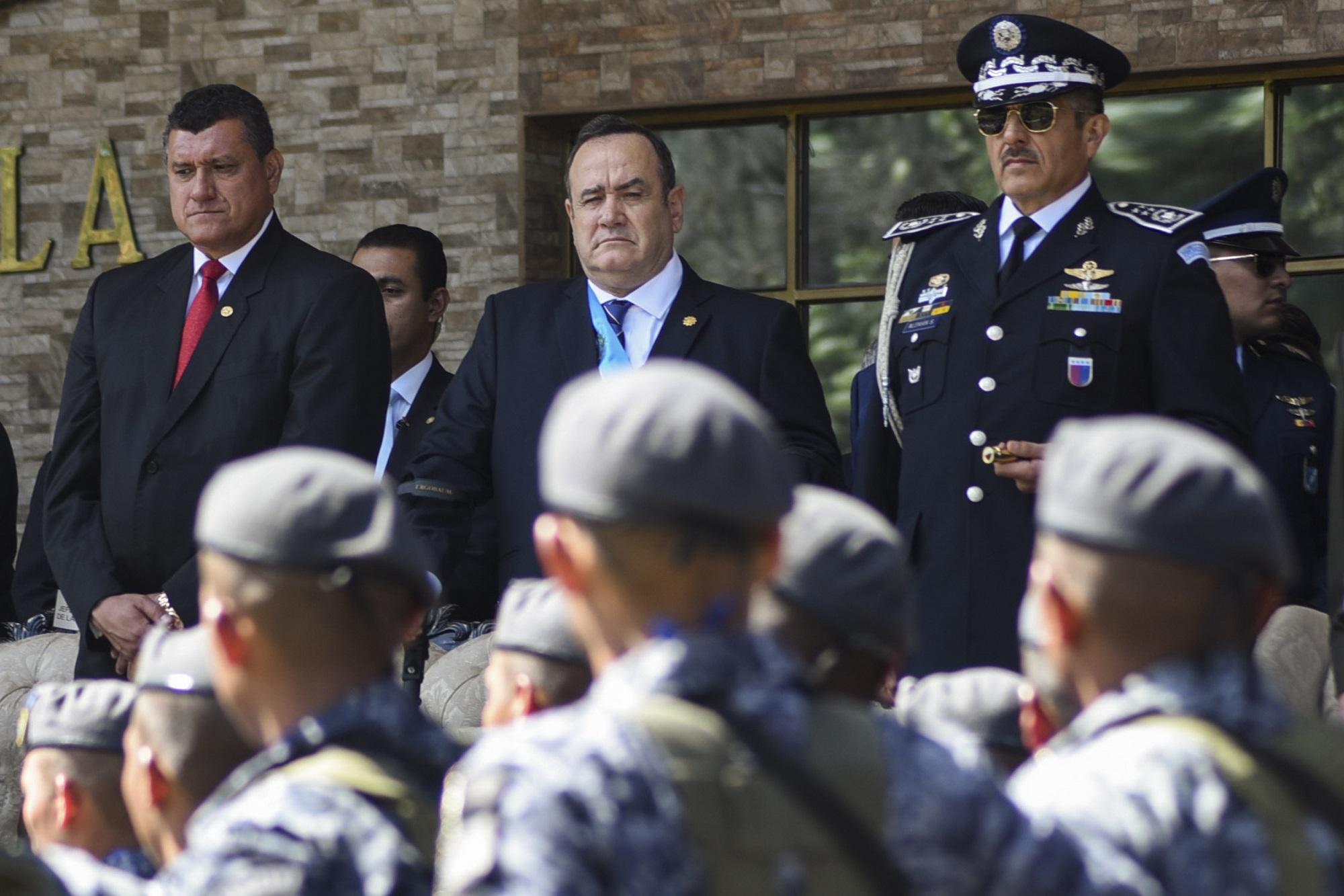 El presidente de Guatemala, Alejandro Giammattei (centro), durante un evento realizado en una base militar de Guatemala. Foto: Orlando Estrada/AFP.