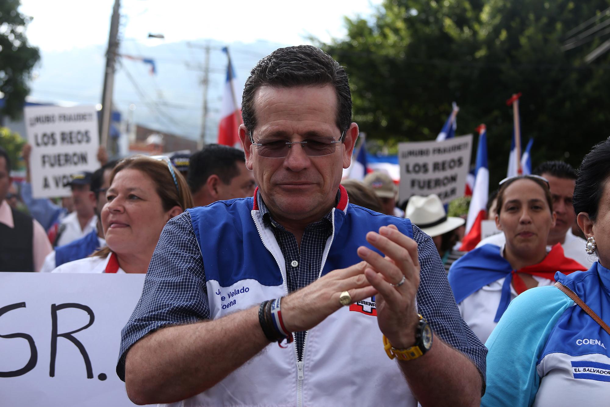 Jorge Velado, entonces presidente del Coena, participa de una marcha el 14 de marzo de 2014, luego de que su partido perdiera las elecciones presidenciales. Arena denunciaba un supuesto fraude de parte del FMLN. Foto de El Faro: Archivo.